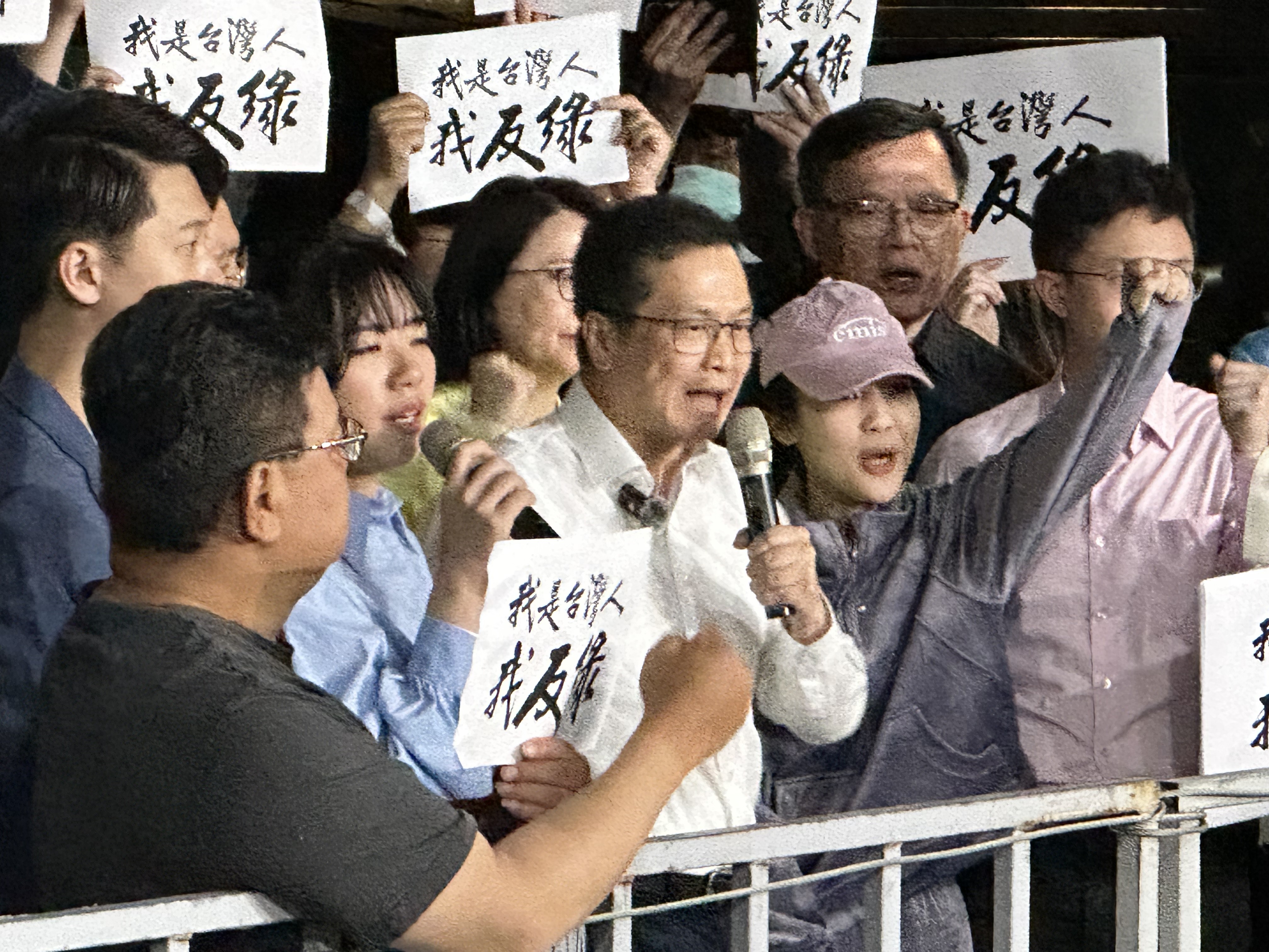 藍委羅智強、王鴻薇等昨晚帶支持者前往台北地檢署聲援。