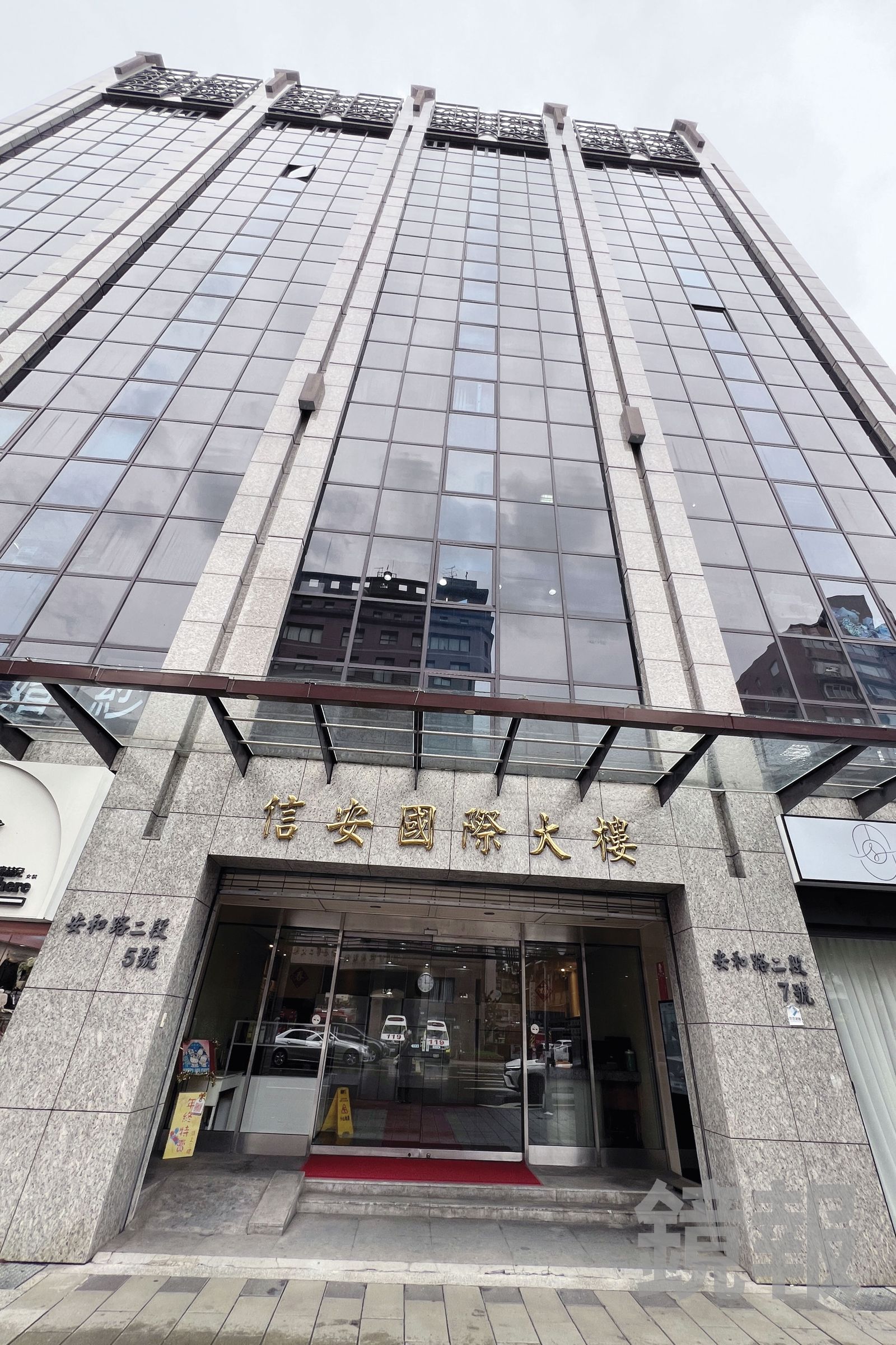 凱思國際是狗仔大本營，藏身北市安和路商辦大樓，由黃國昌藏身幕後調度。（鏡報李智為）