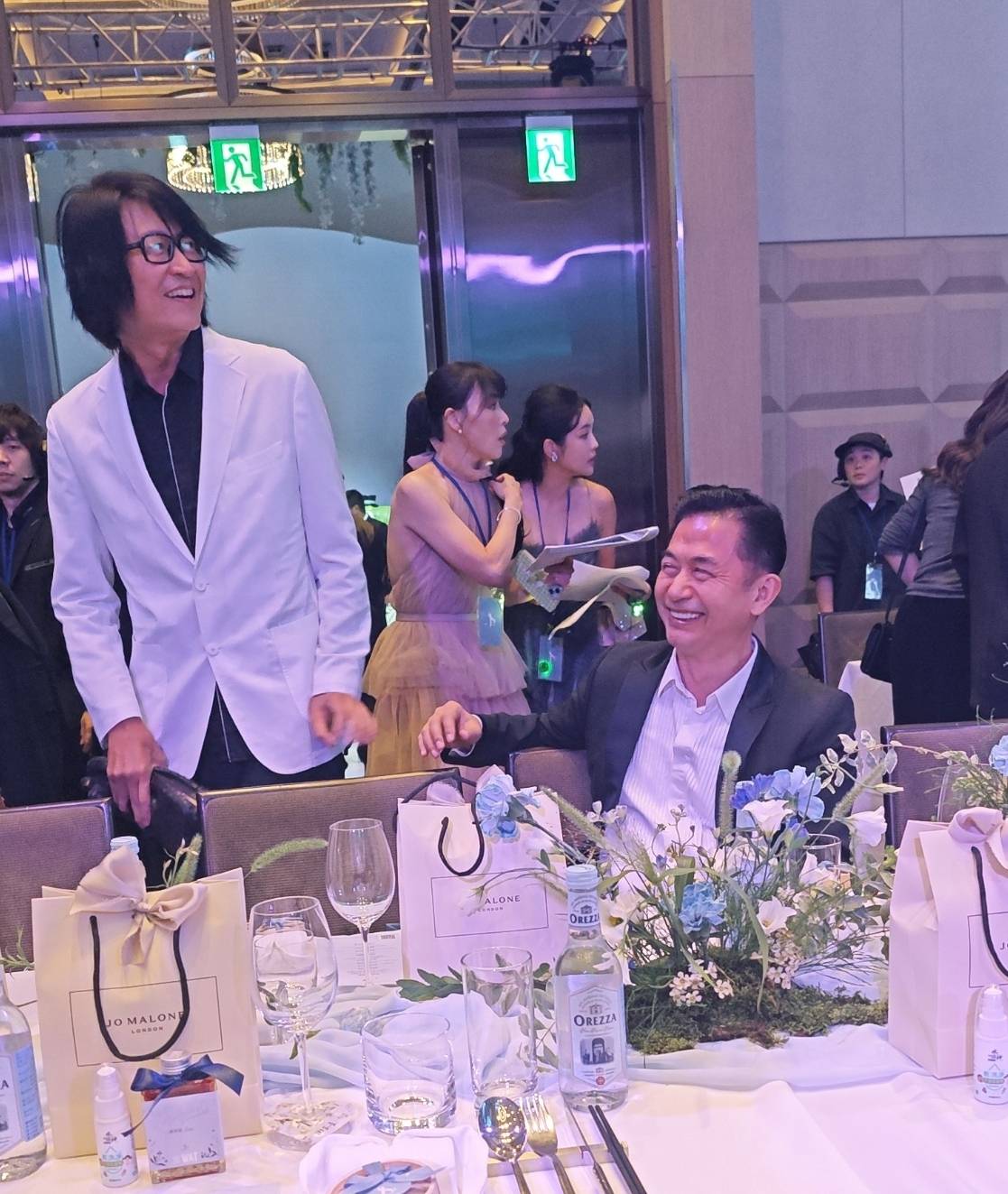 游鴻明(左)穿著白西裝獻身蕭敬騰婚宴。(讀者提供)