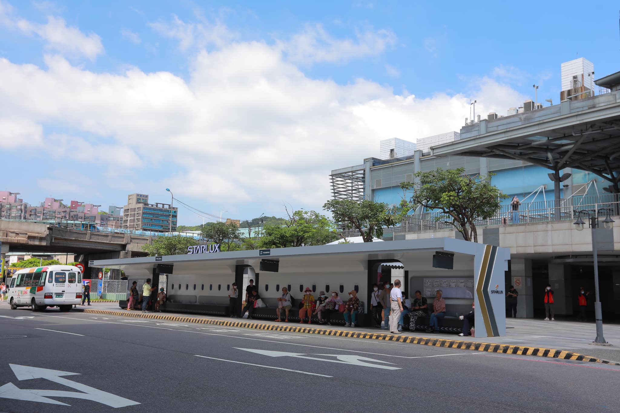 基隆市府與星宇航空合作的彩繪造型公車亭7月17日才剛啟用。（翻攝自謝國樑臉書）