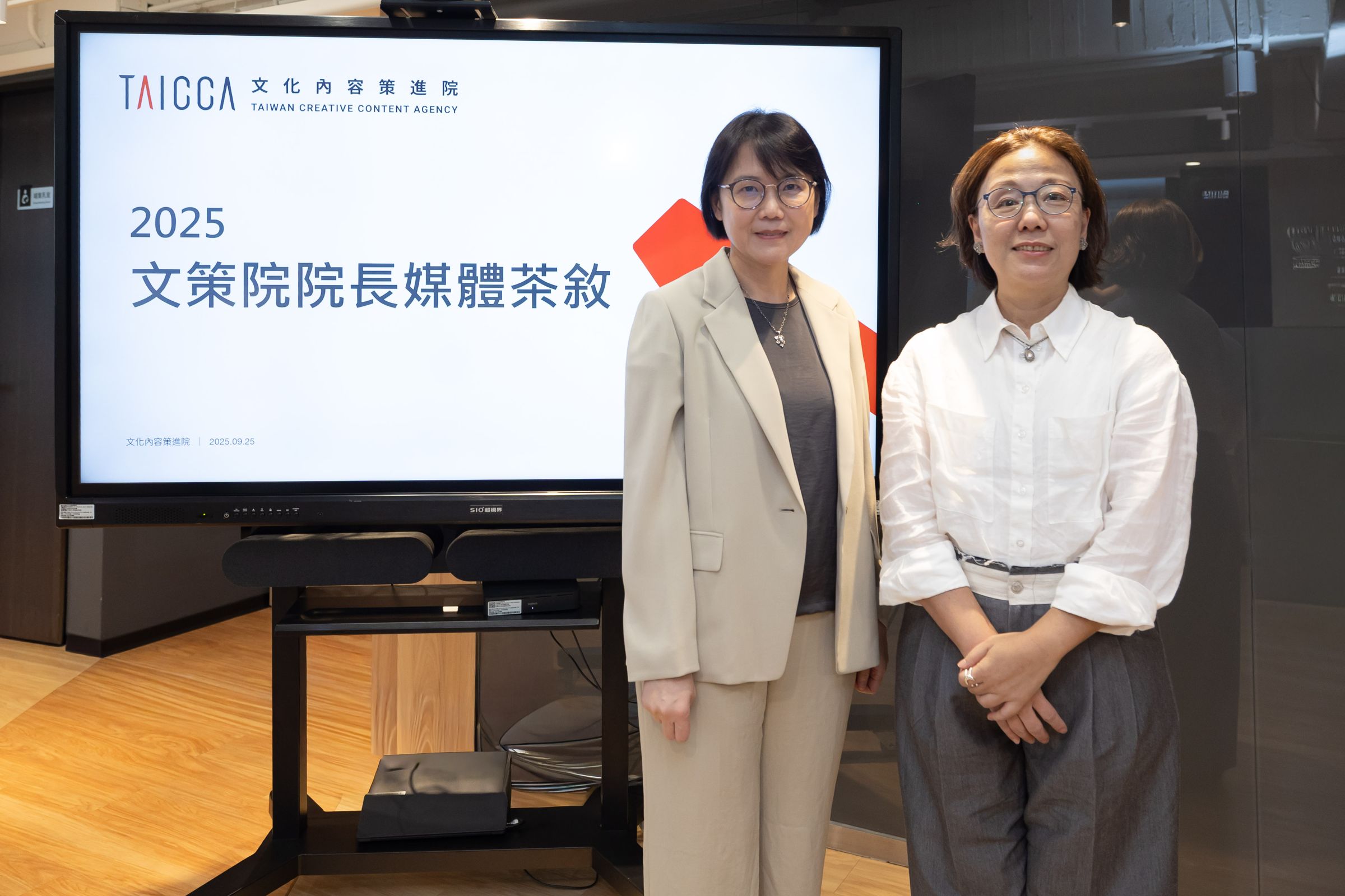 新上任的文策院長王敏惠(左)分享未來三年的工作方向,右為文策院董事長王時思。(文策院提供)