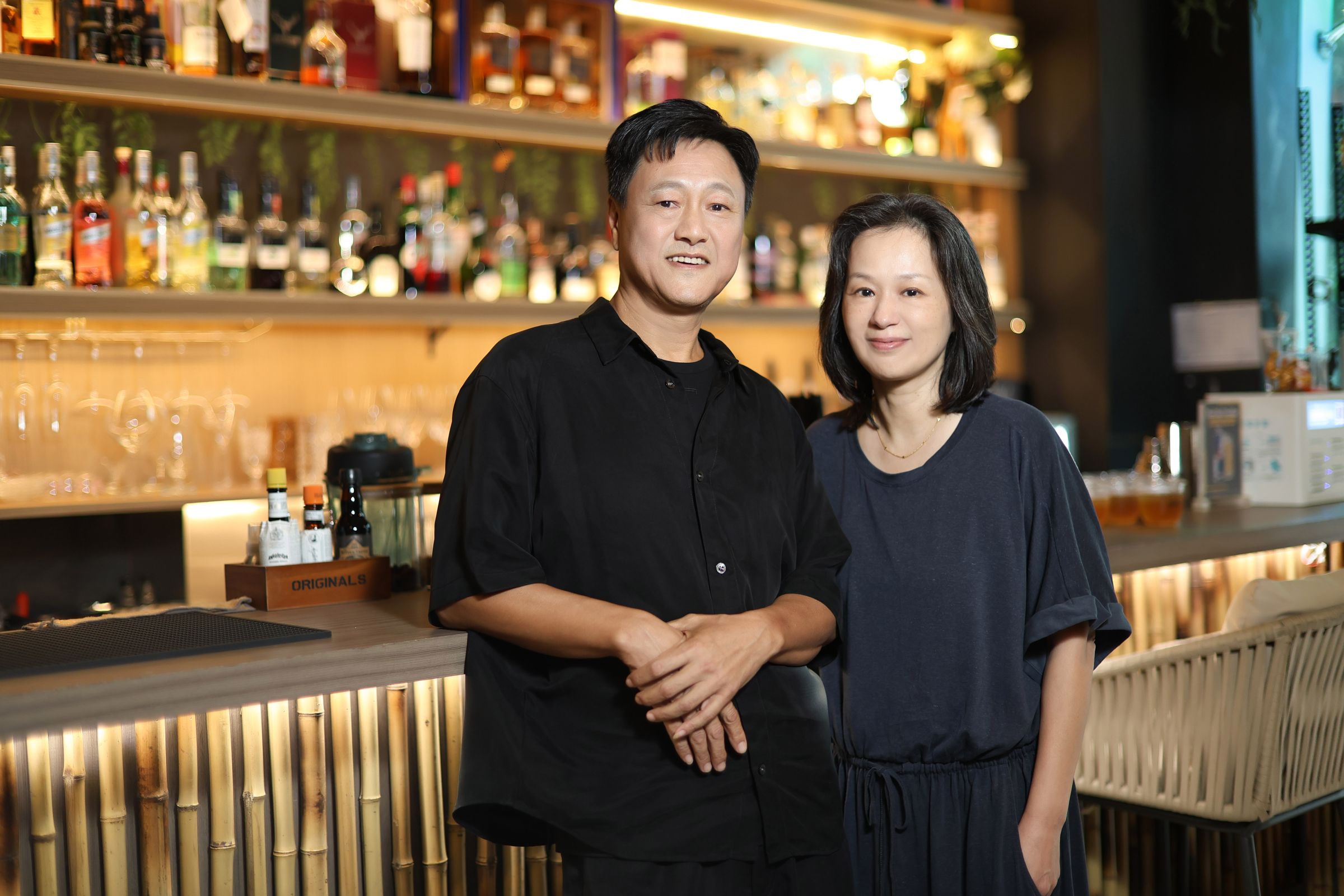 高明駿在老婆陳俐呈陪伴下，宣告10月23日將舉辦《誰說我不在乎》台北場演唱會。（ 圖／宇禾數位提供）