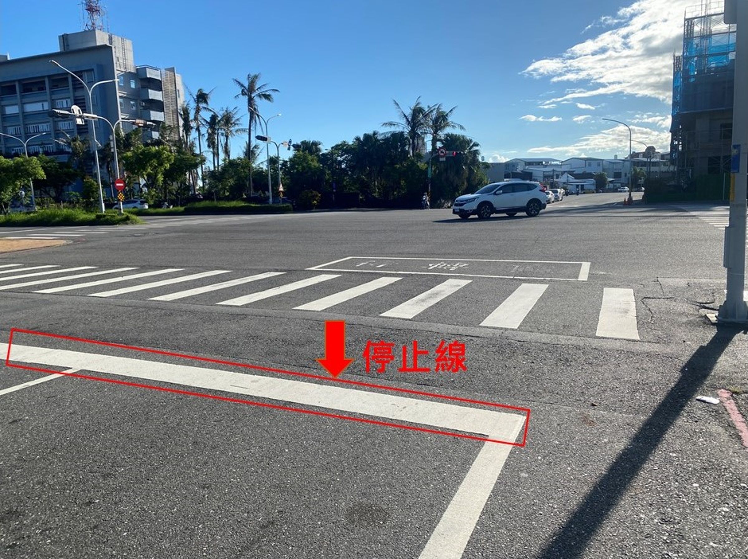 紅燈時,車輛超越停止線,也算「闖紅燈」。(翻攝台東縣警察局官網)