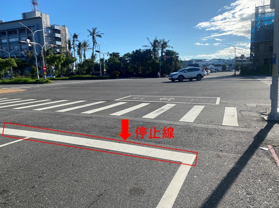 紅燈時，車輛超越停止線，也算「闖紅燈」。（翻攝台東縣警察局官網）