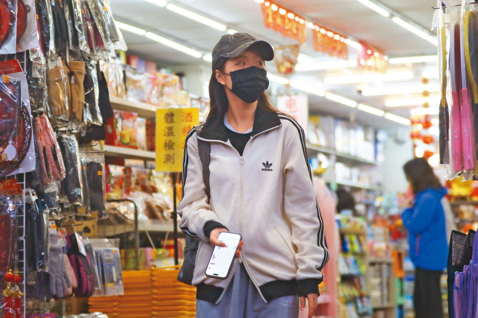 本刊直擊練完舞後的柳柳先殺時間逛逛，實際上是在等BMW男來接她（圖／鏡週刊）