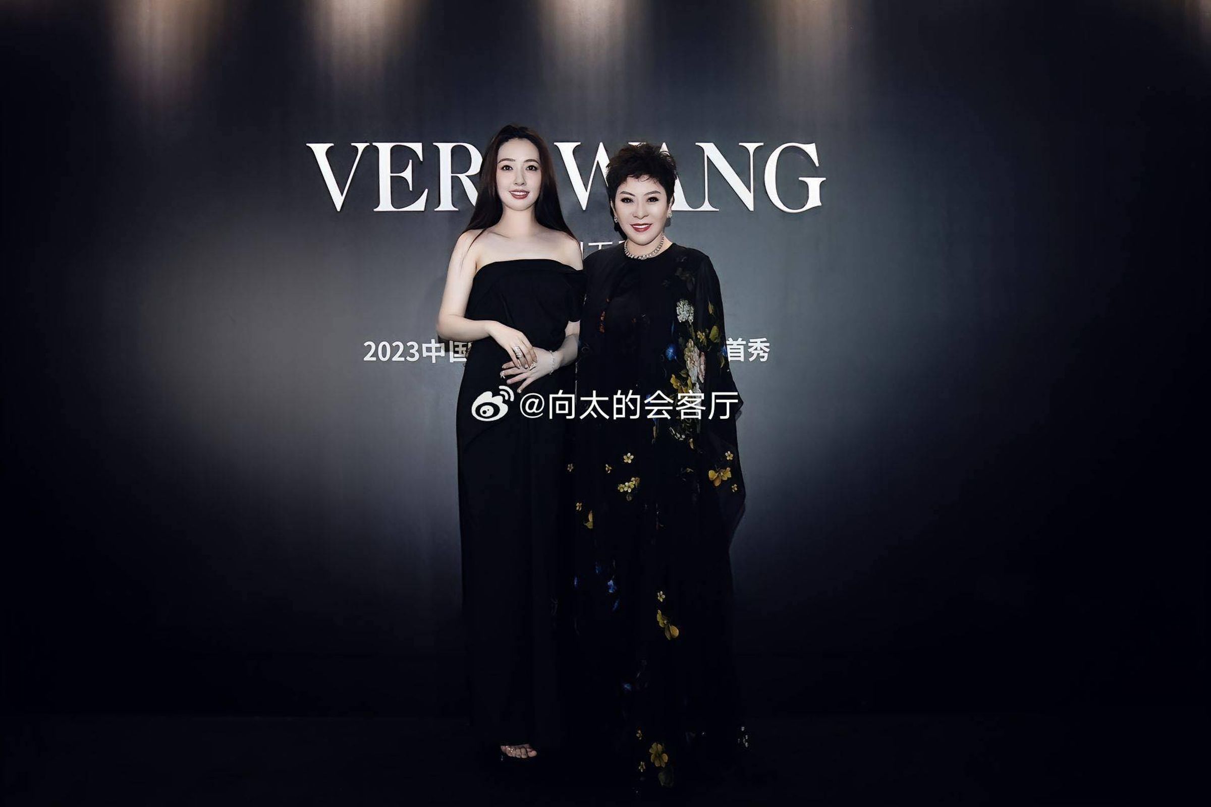 郭碧婷與向太日前出席婚紗設計師Vera Wang的時尚秀,挽著婆婆一起步上紅毯。(翻攝自向太的會客廳微博)