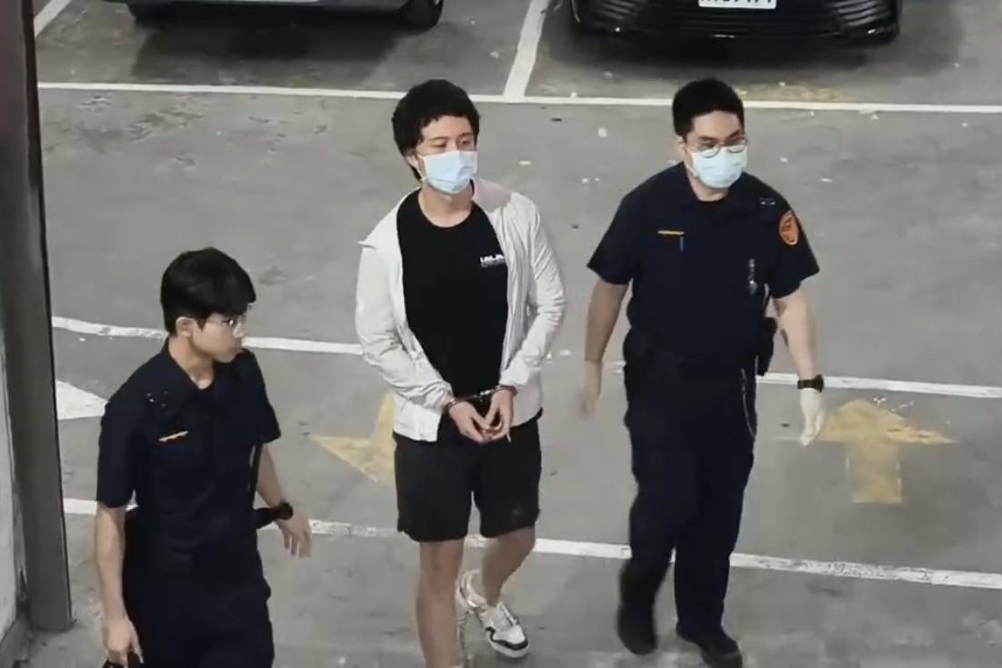 孫安佐昨被羈押後,被上手銬、腳鐐踏上囚車。(鏡新聞提供)