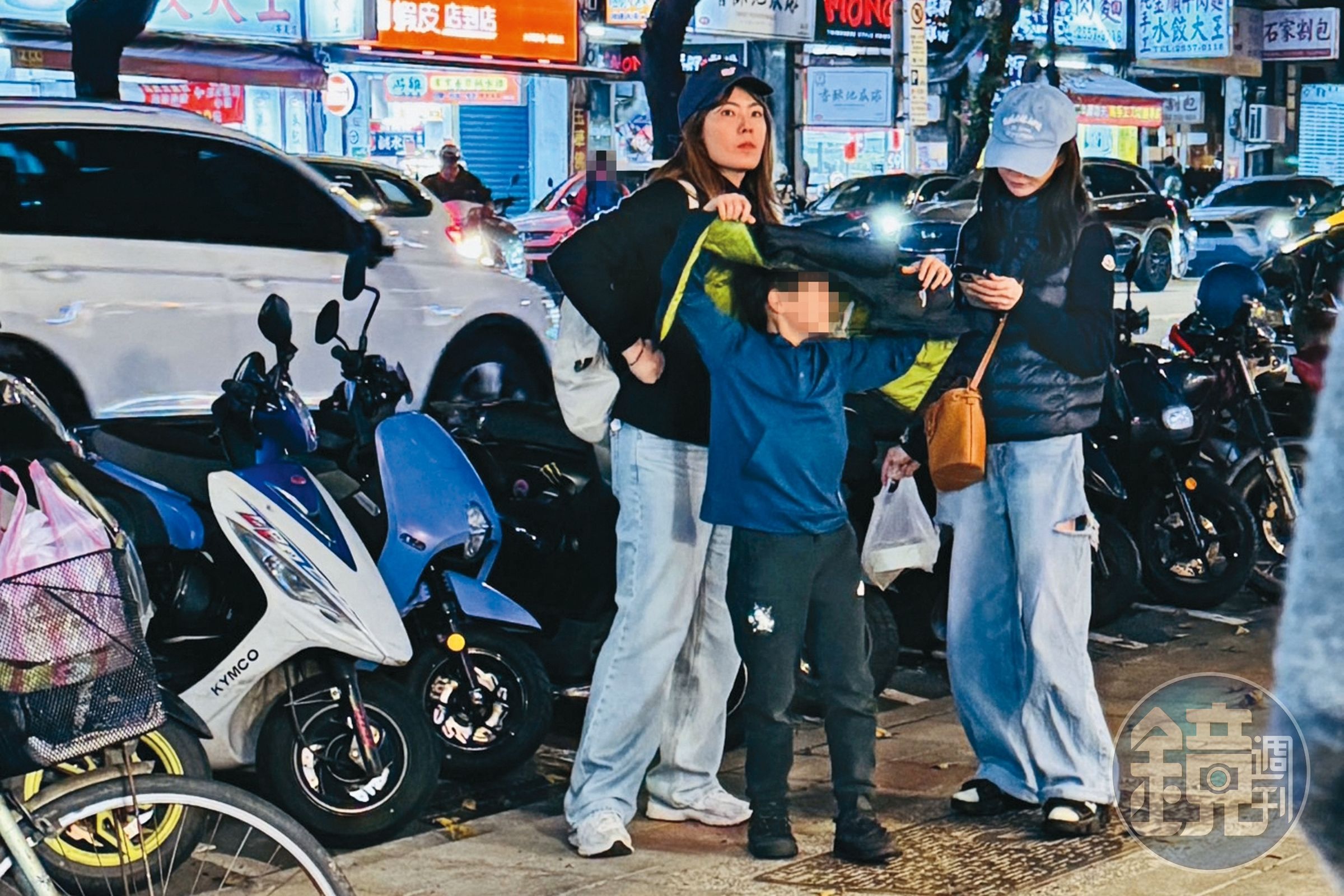 16日晚間,理科太太(左)帶著兒子(中),且和白癡公主(右)穿著相似的「姐妹裝」,現身台北市寧夏夜市買晚餐。(讀者提供)