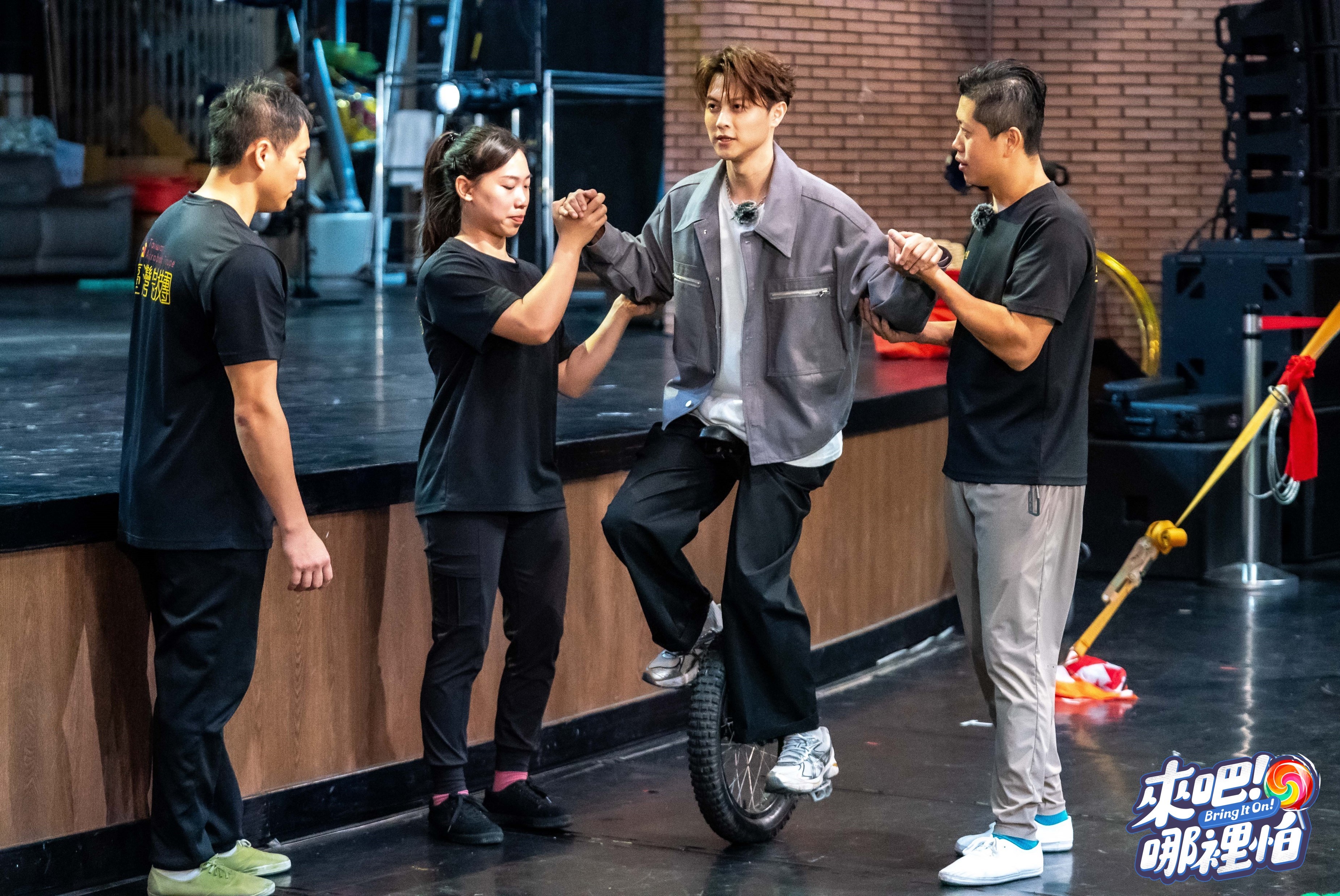 敖犬一句話讓王子（右二）騎單輪車時瞬間找到平衡。（TVBS提供）