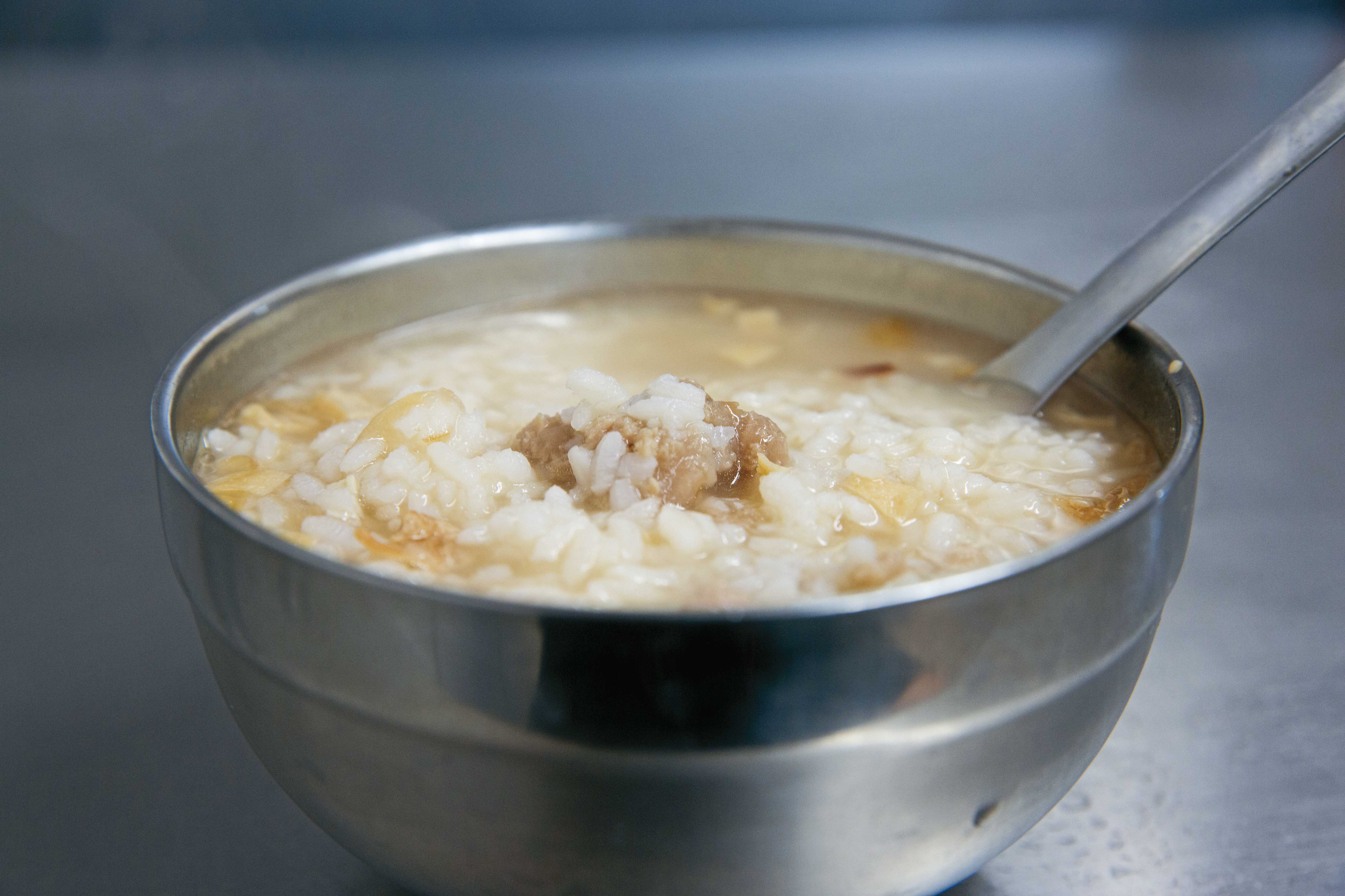 張男涉嫌在稀飯裡下藥，意圖謀害現任中國籍妻子，所幸沒有成功。（示意圖）