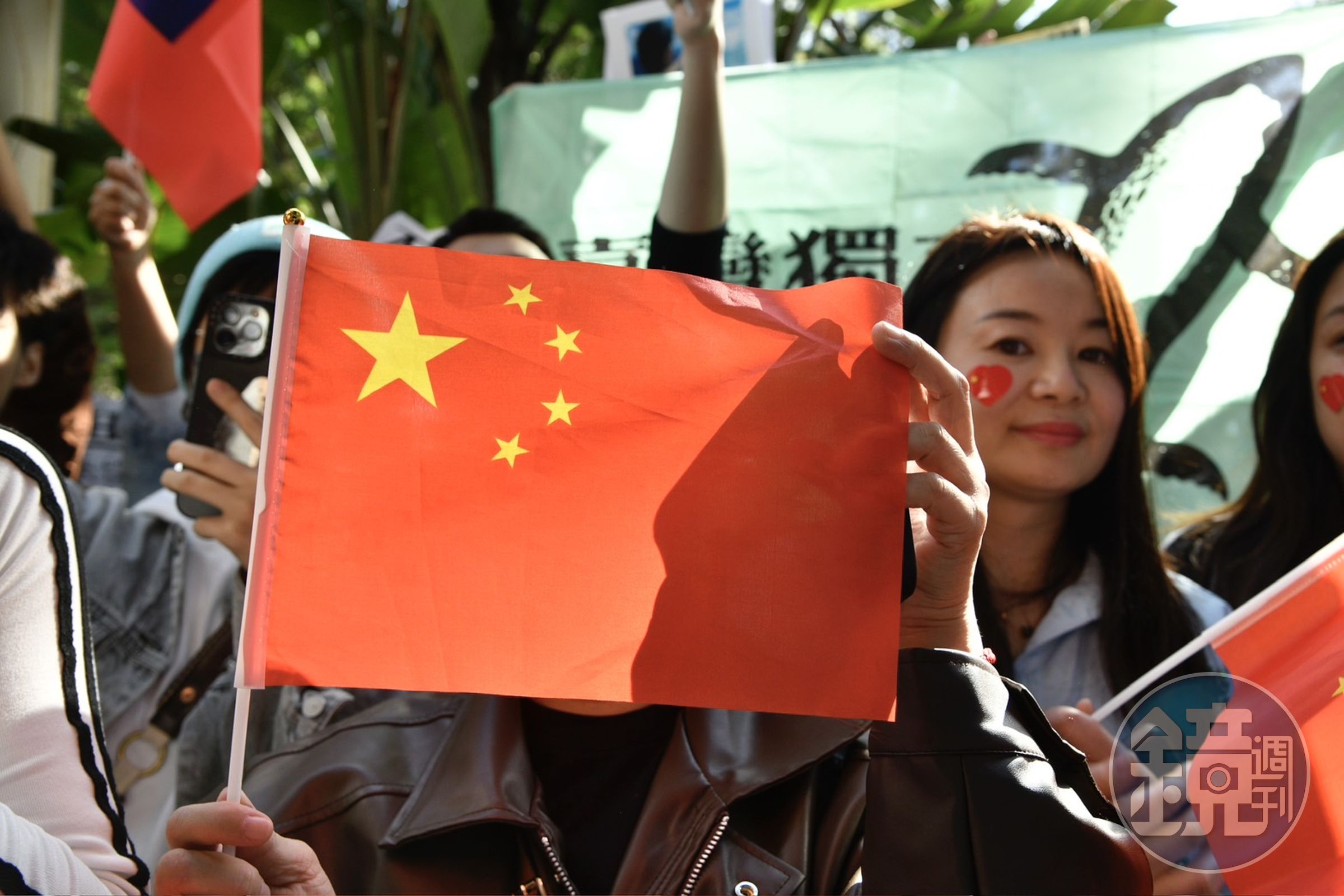 校外人士高舉中國國旗作為反制。