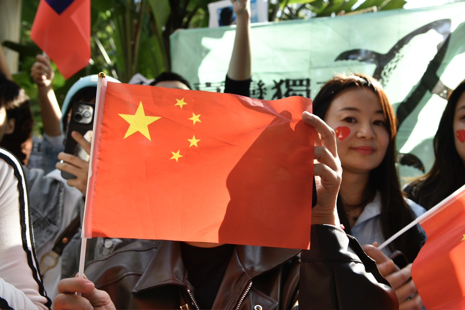 校外人士高舉中國國旗作為反制。