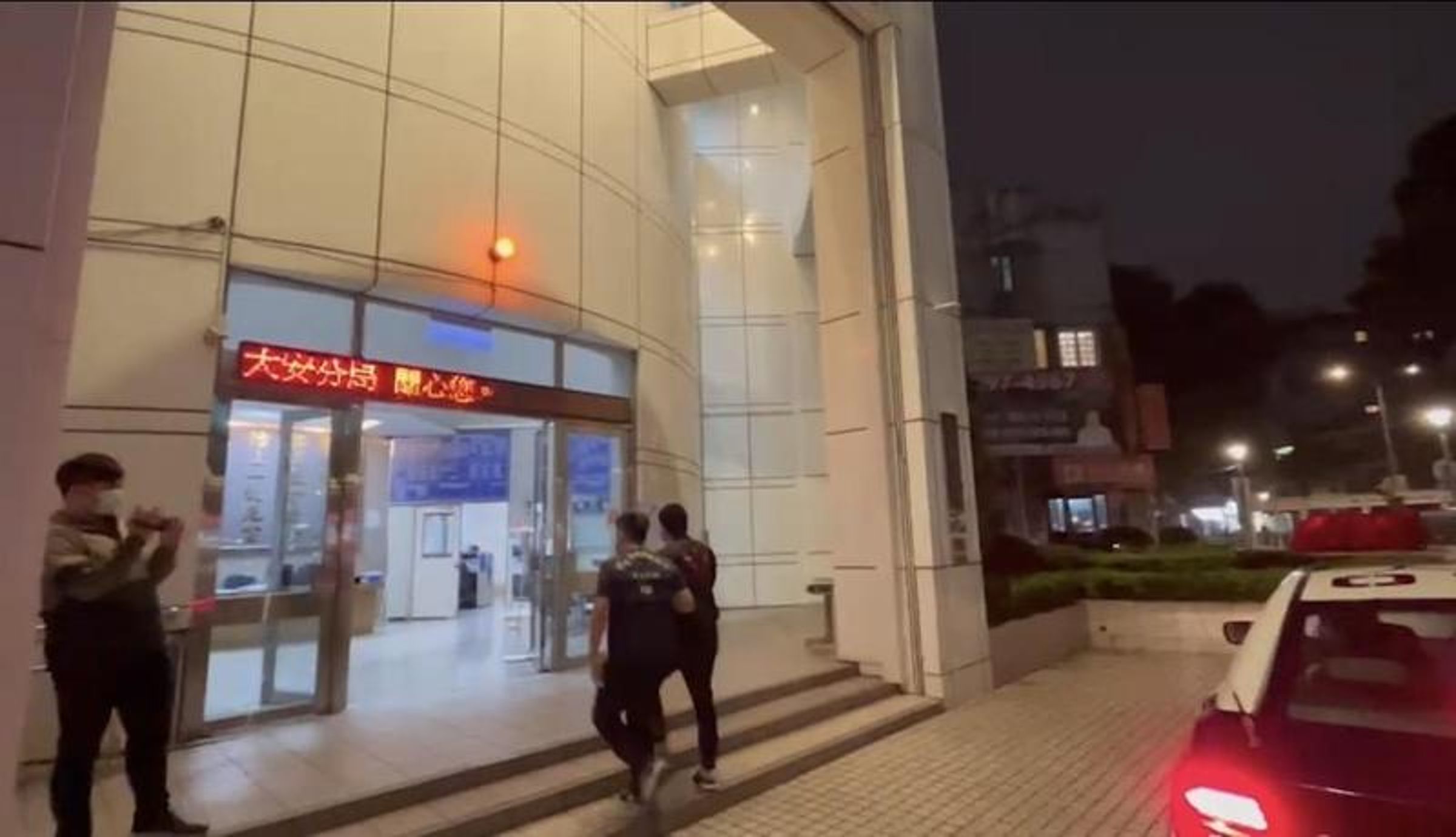 大安分局員警南下台中逮捕烏鴉，再連夜帶回偵訊。（翻攝畫面）