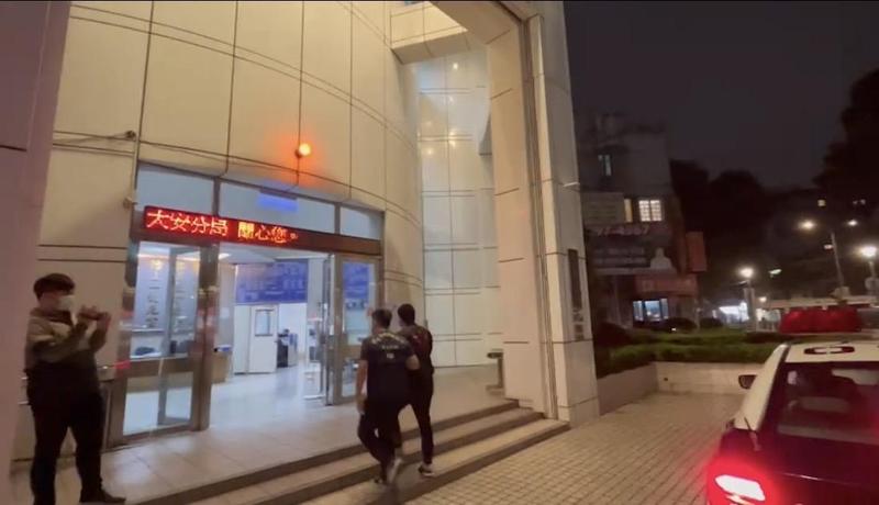 大安分局員警南下台中逮捕烏鴉,再連夜帶回偵訊。(翻攝畫面)