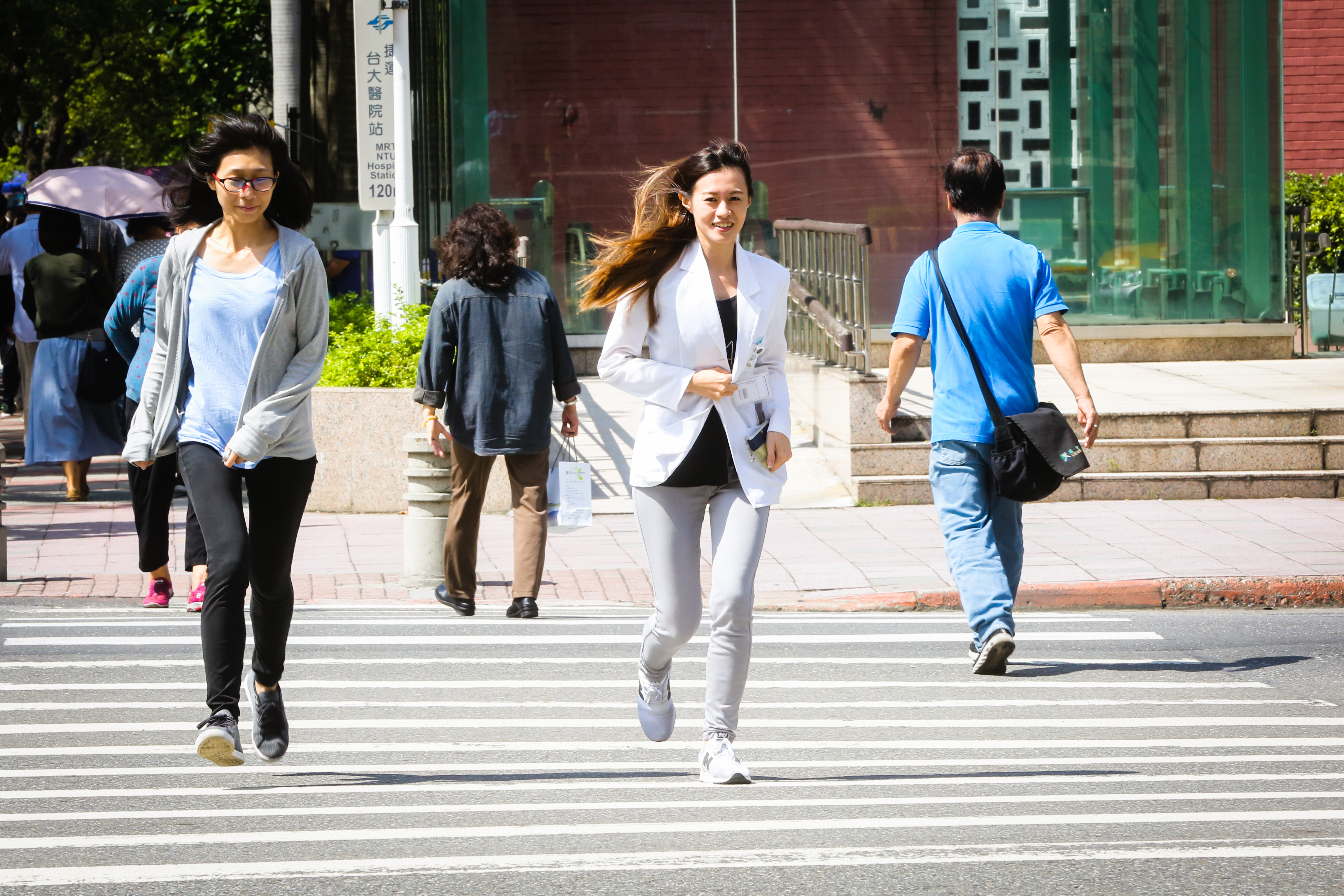 中央氣象署稍早對雙北等12縣市發布高溫警示，另對屏東發布大雨特報。（本刊資料照）