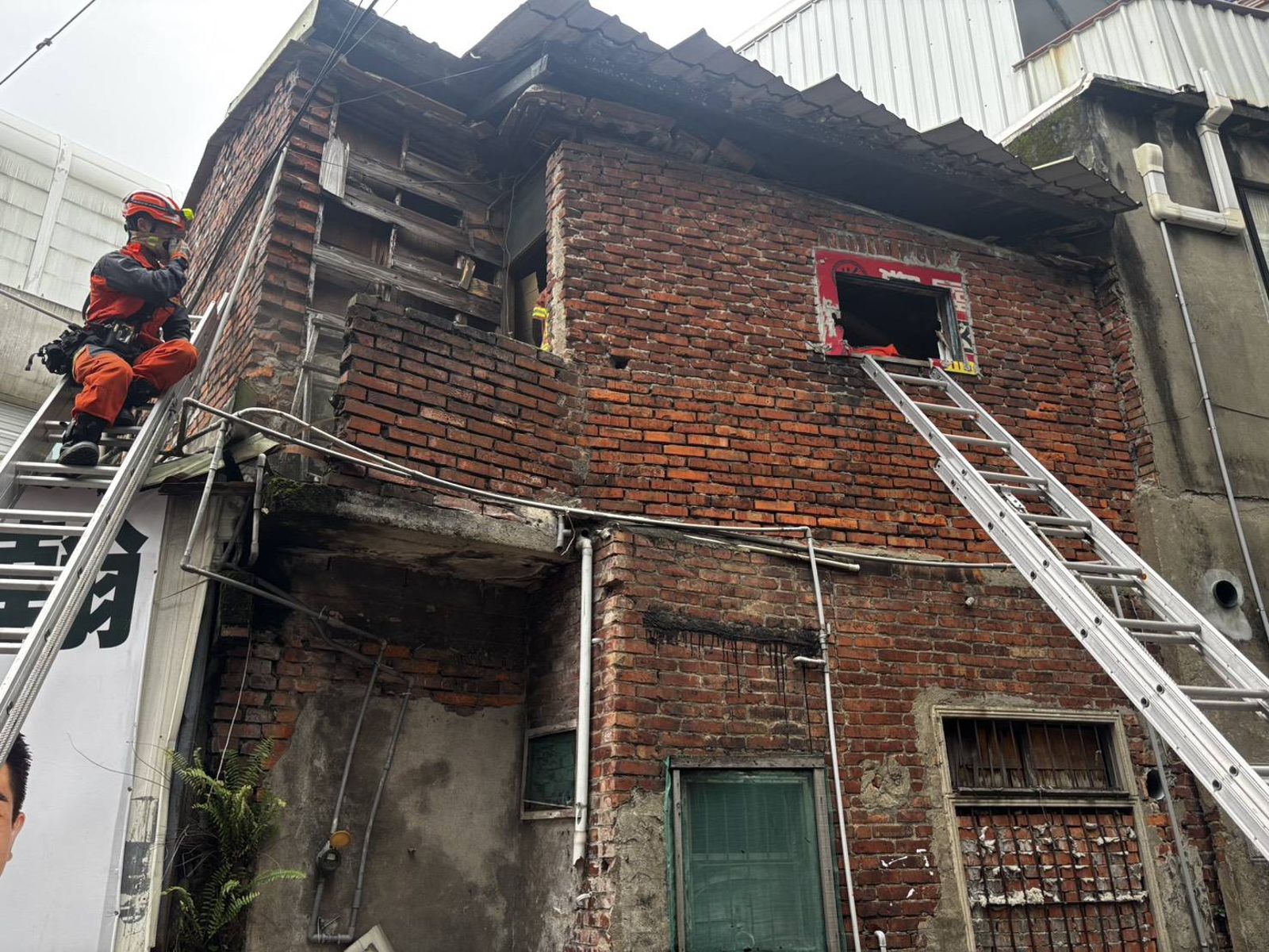 豪雨又地震!土城紅磚老宅屋頂坍塌 40歲男慘遭瓦片「壓腿受困」