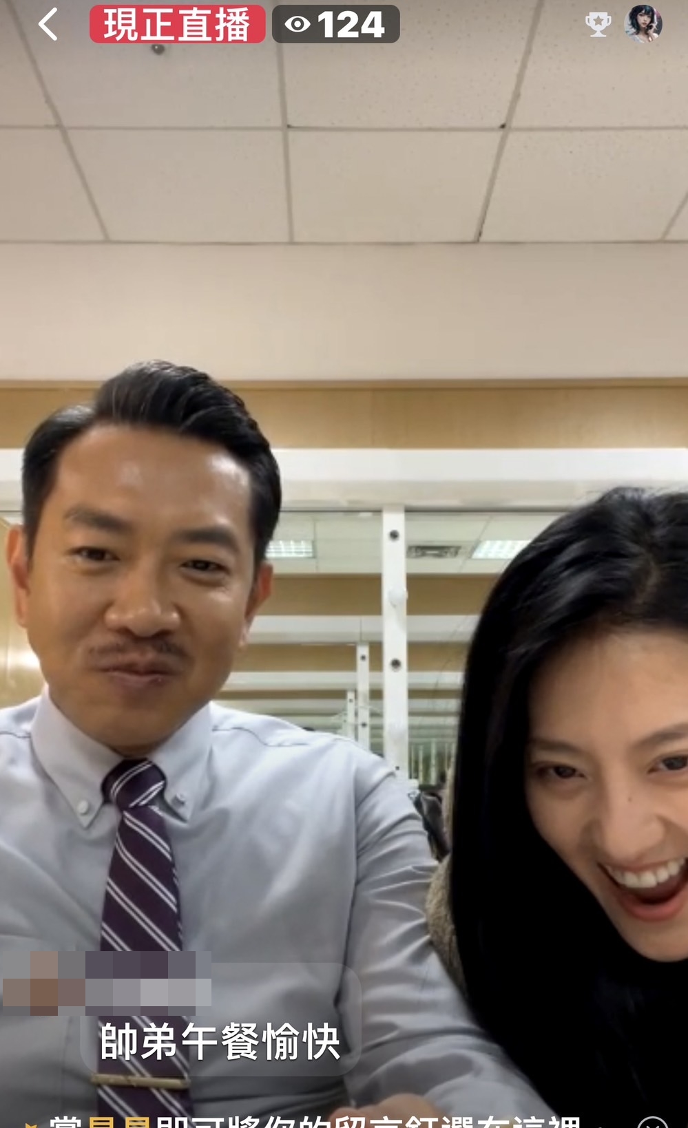江俊翰（左）和戲裡演女兒的顏曉筠（右）直播。（翻攝臉書）