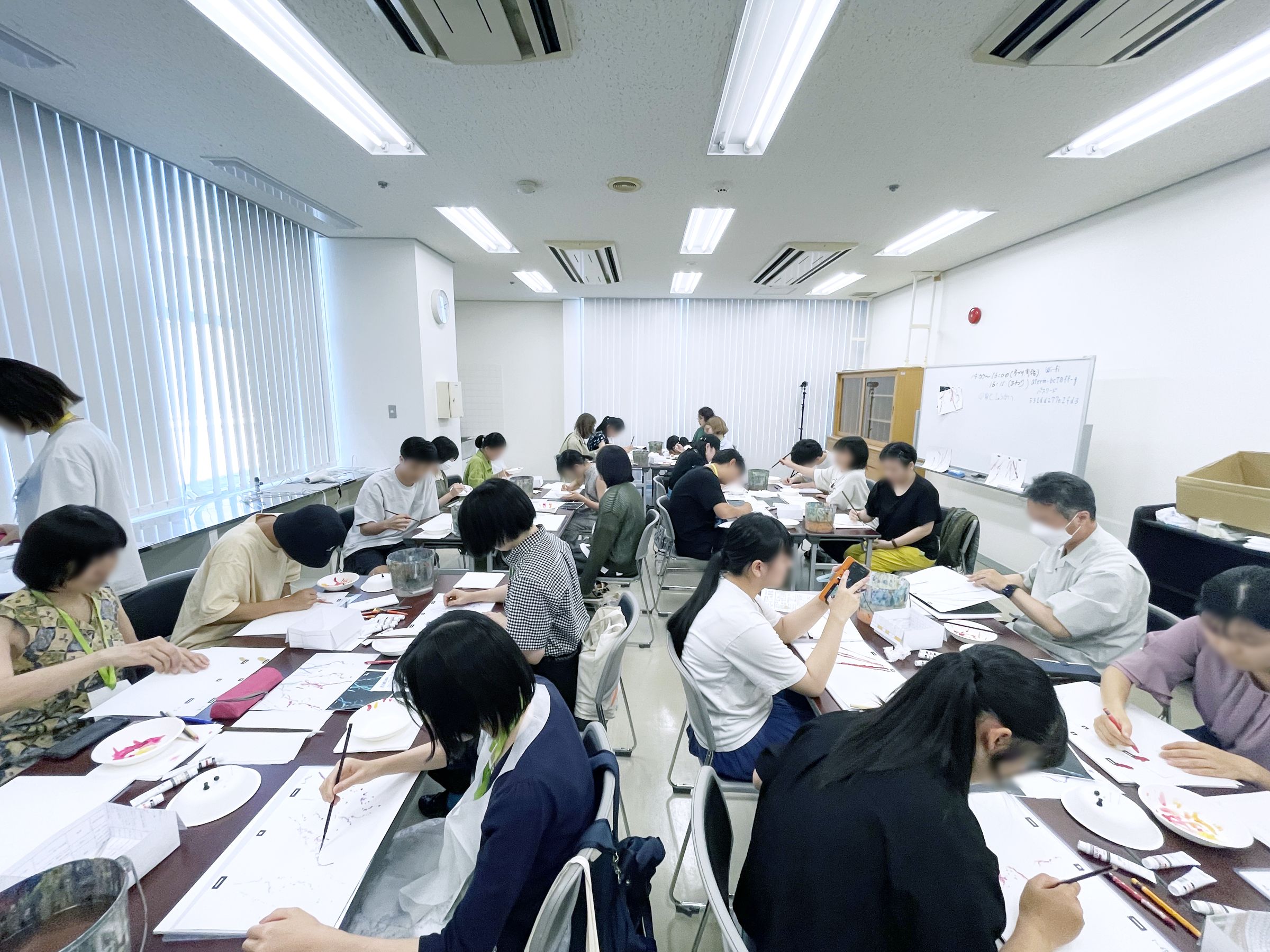 民眾參加「廣島動畫季」工作坊在四宮義俊的指導下繪製原畫。(華映娛樂提供)
