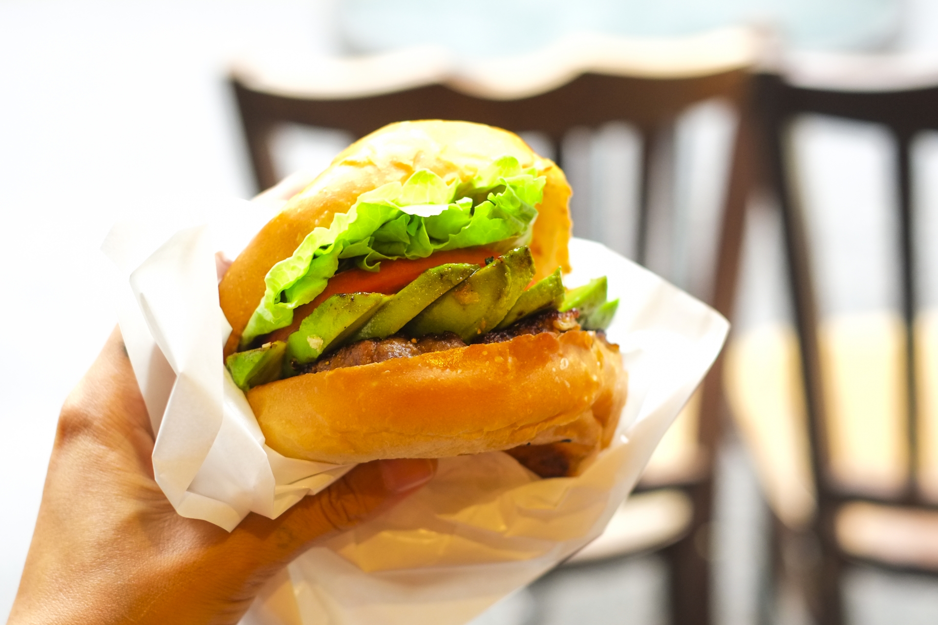 一名女童吃到染血漢堡，事後店家才坦承廚師手割傷，導致血跡汙染漢堡。（示意圖，photoAC）