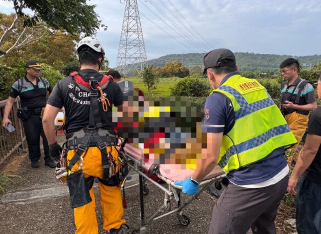 彰化一名7旬老婦前往八卦山區農作不慎墜落50公尺溪谷，警消獲報利用垂降救援，並將老婦緊急送醫，但仍宣告不治。（翻攝畫面）