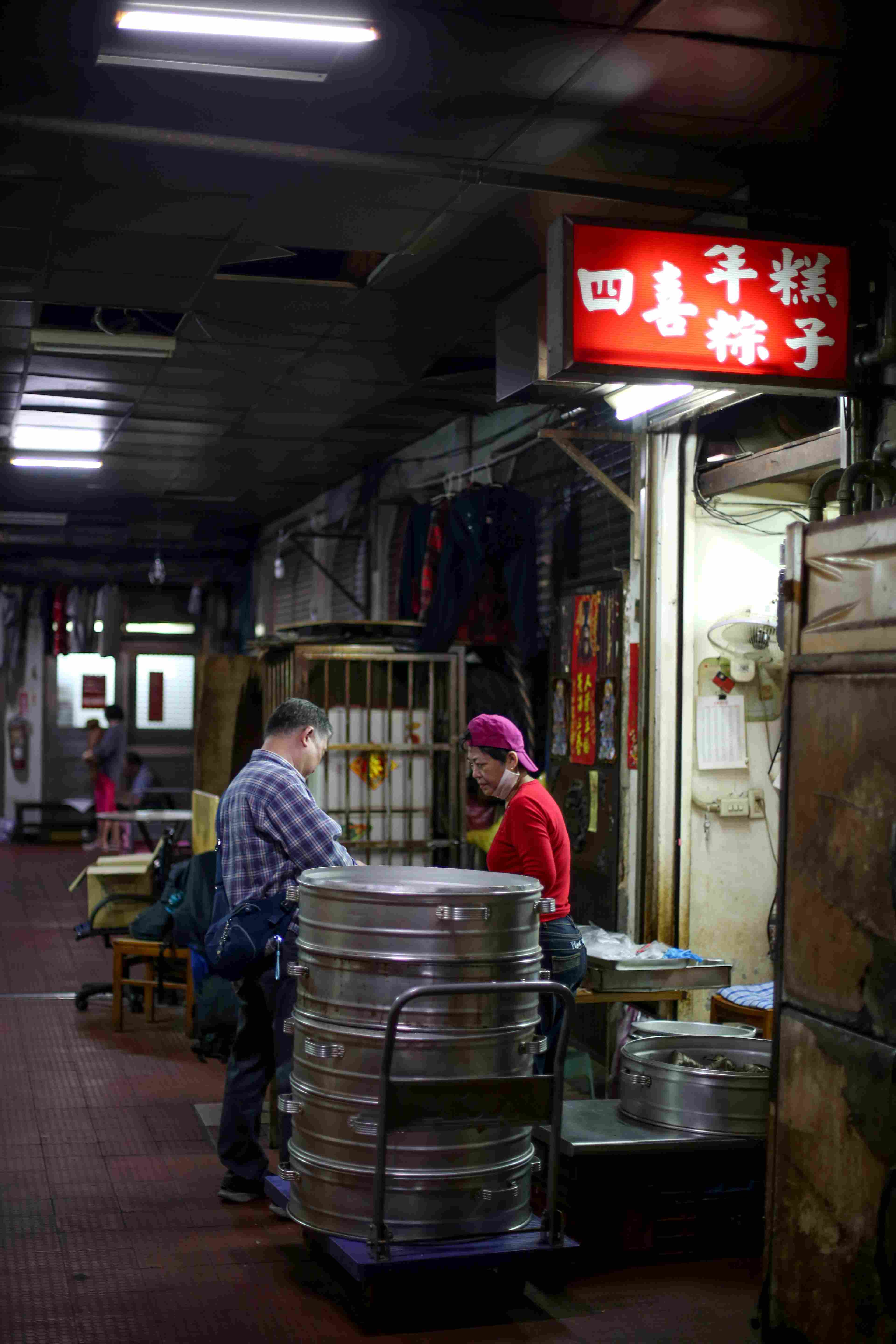 經營半世紀的「四喜食品行」，是信維市場裡的名店。