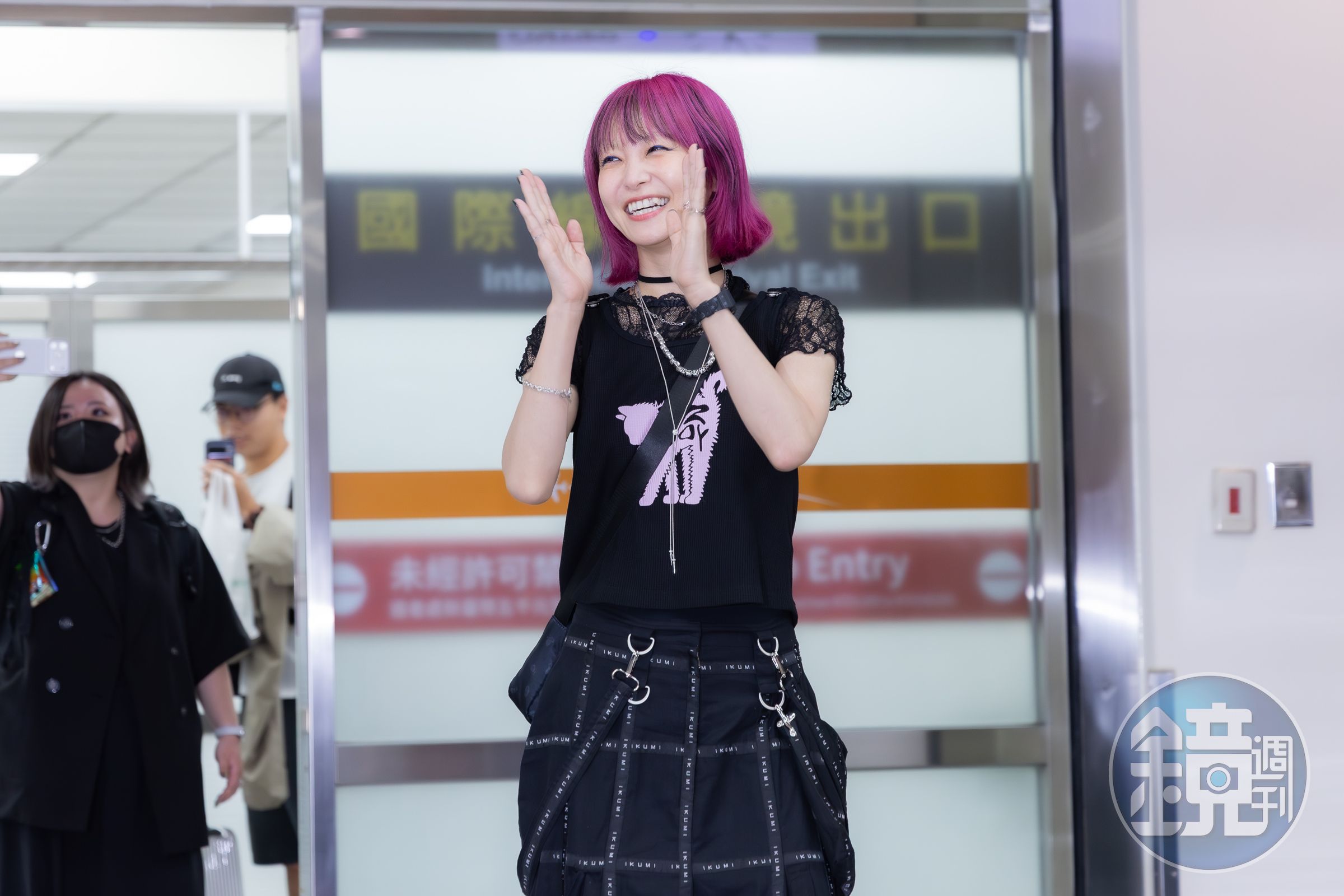 LiSA抵達台北松山機場，高喊「LiSA歡迎回家」。