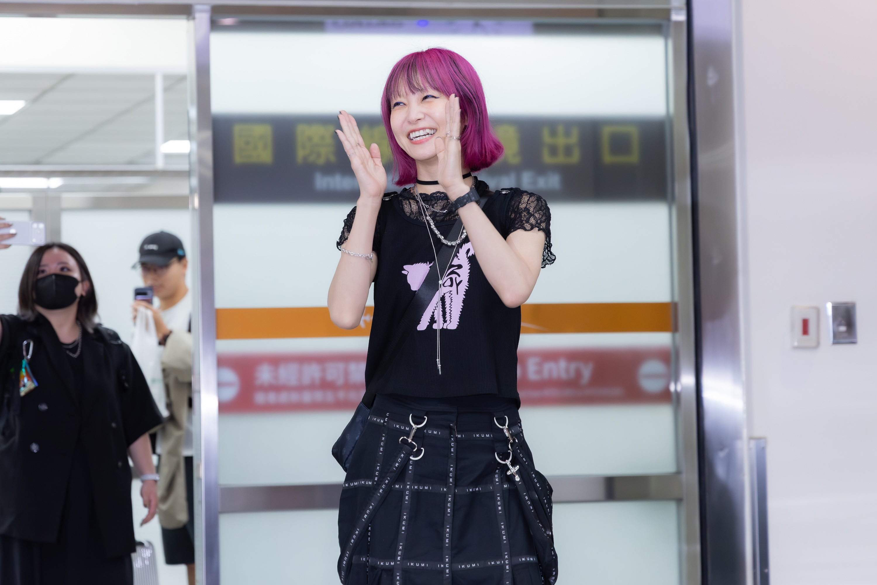 LiSA抵達台北松山機場，高喊「LiSA歡迎回家」。