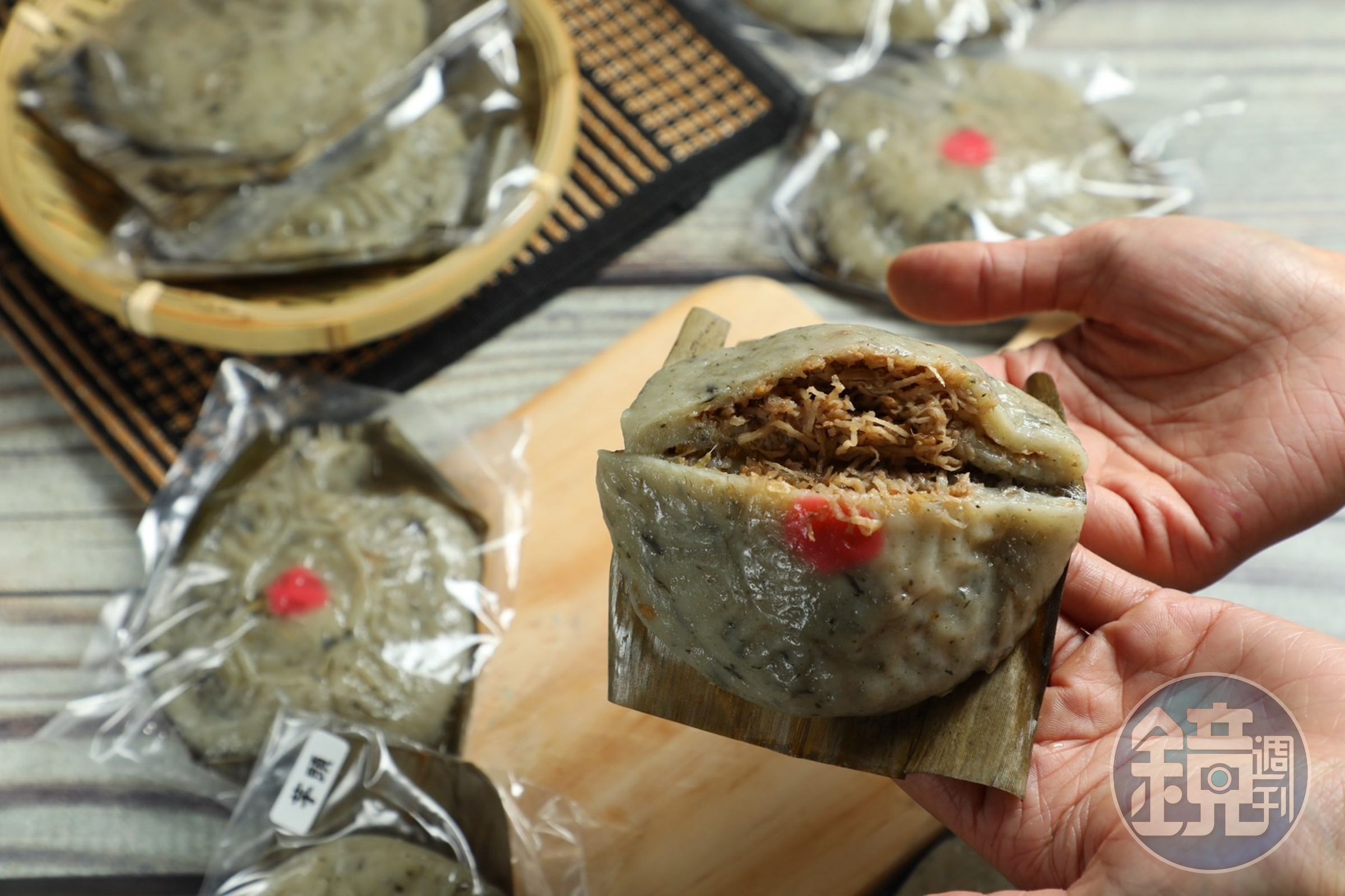 艸頭厝的「草仔粿」是傳統清明時節的扁式版本，口味包含菜脯米、鹹綠豆、芋頭、紅豆、花生等。（100元／4個，可任選口味）