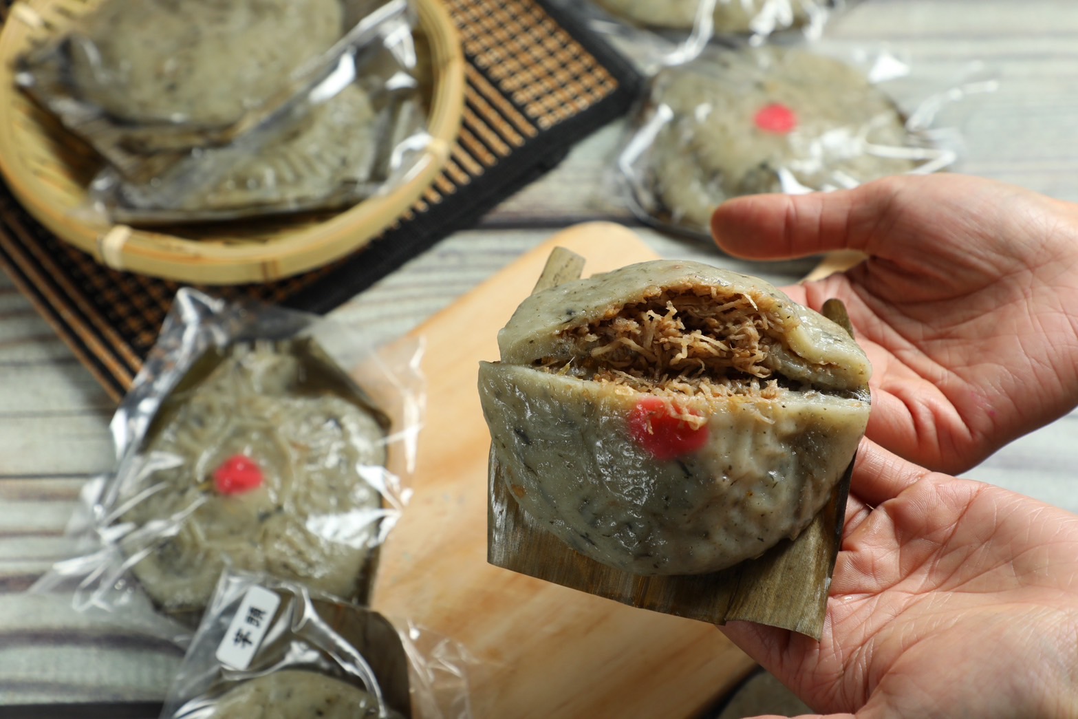 艸頭厝的「草仔粿」是傳統清明時節的扁式版本，口味包含菜脯米、鹹綠豆、芋頭、紅豆、花生等。（100元／4個，可任選口味）