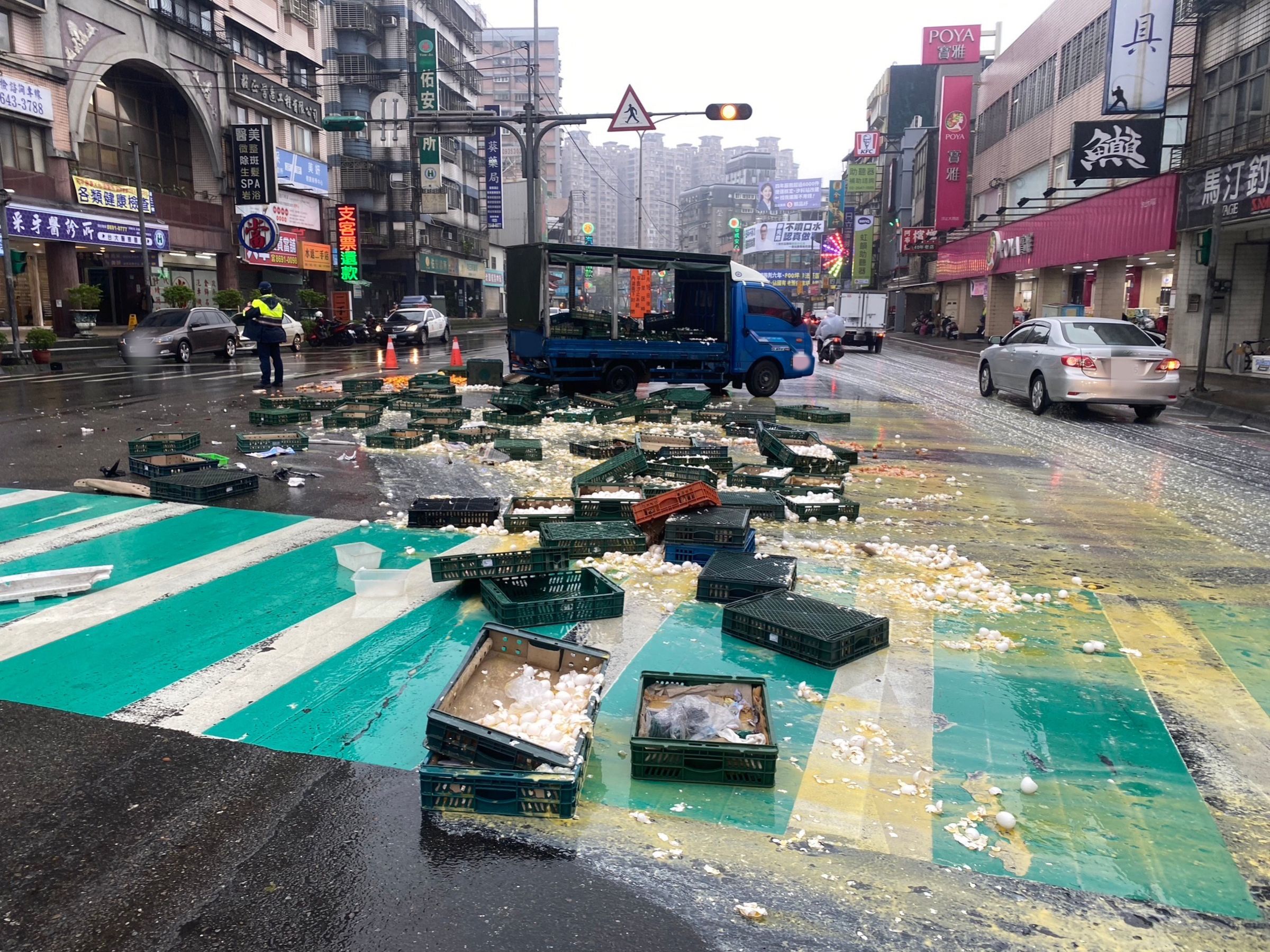事故現場滿布蛋液、蛋殼,一度造成該處交通回堵。(翻攝畫面)