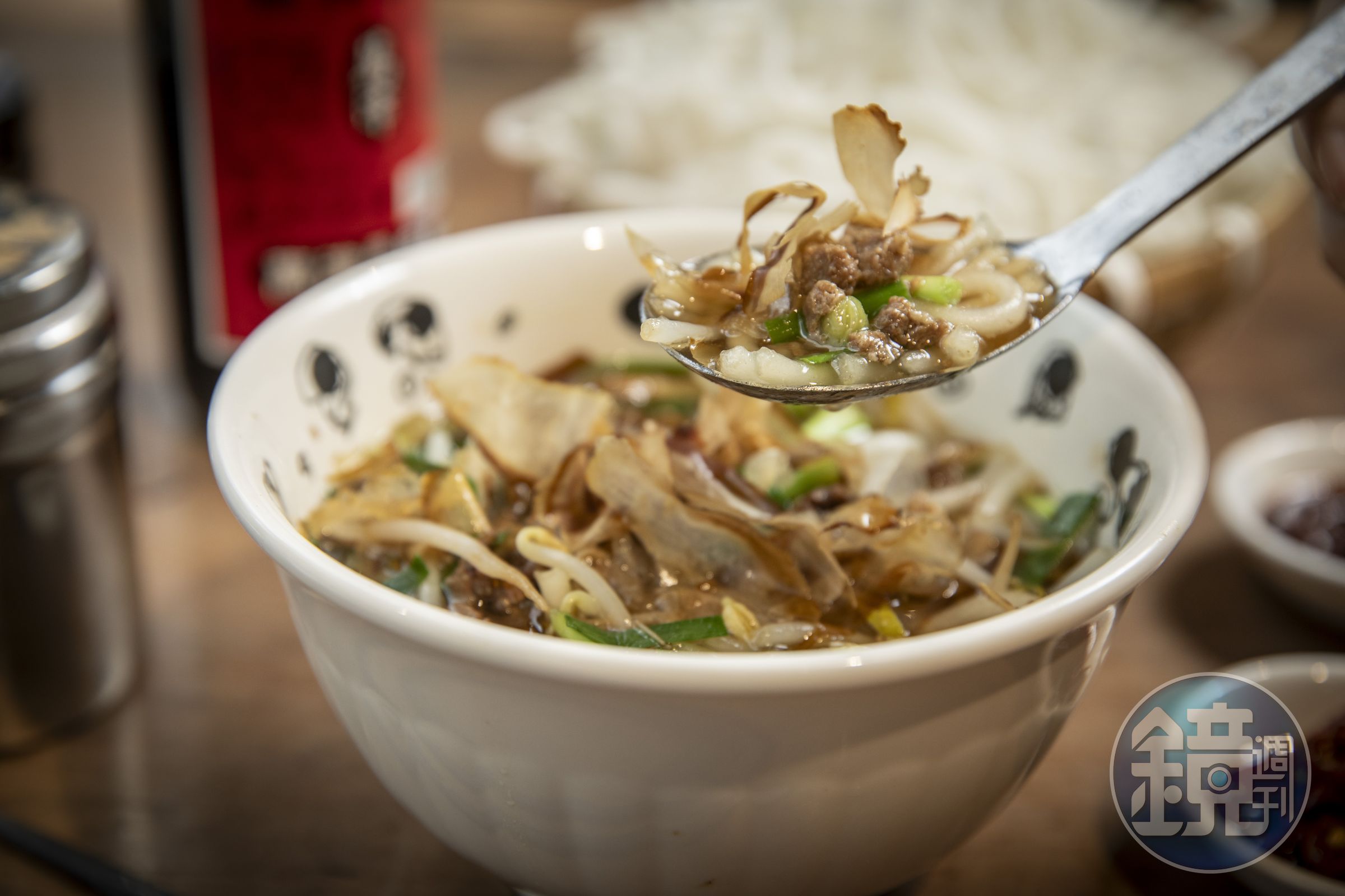 「米苔目」堅持自製傳統,撒上飛舞的柴魚片,滿溢鮮美氣息。(米苔目55元/碗)
