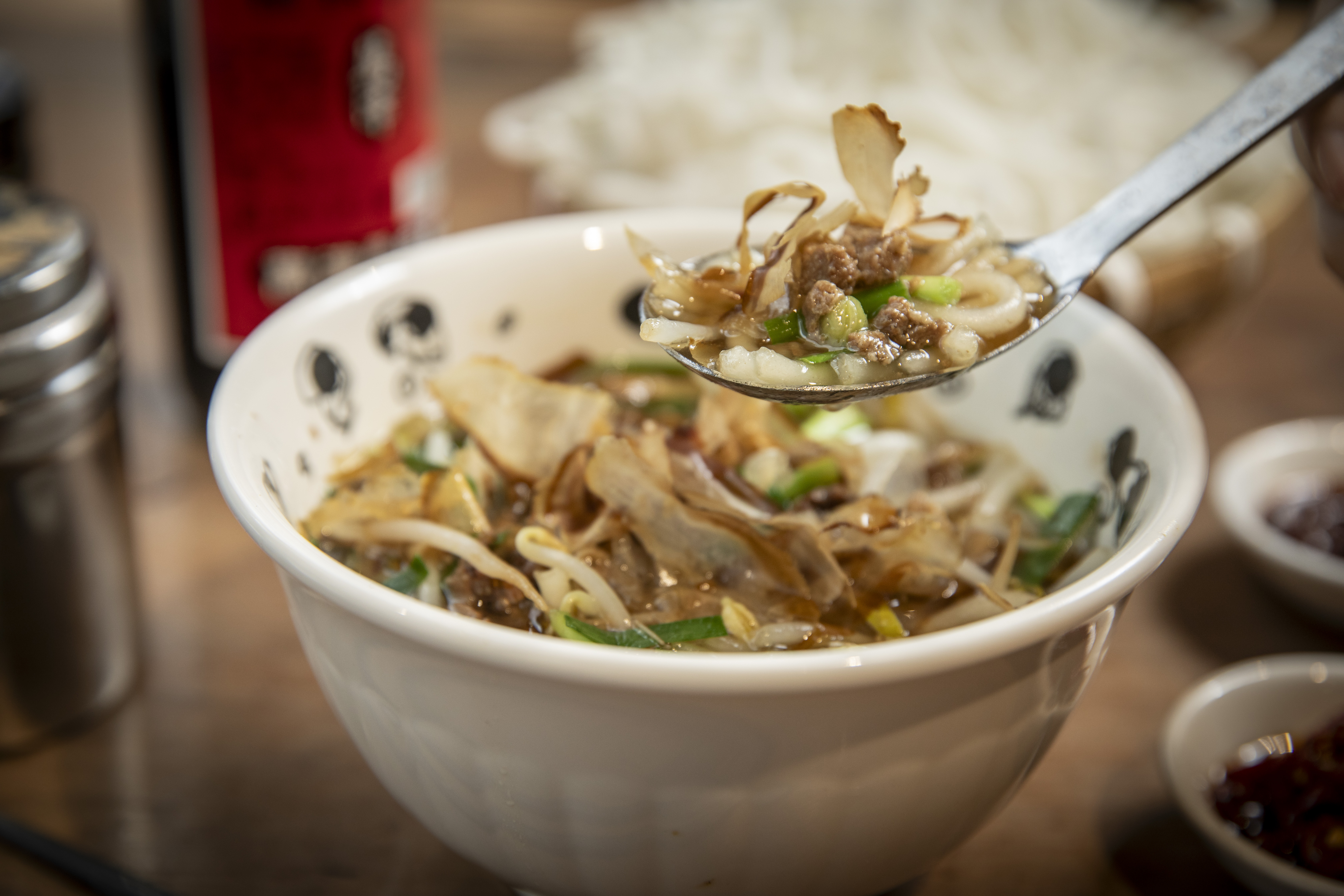 「米苔目」堅持自製傳統，撒上飛舞的柴魚片，滿溢鮮美氣息。（米苔目55元／碗）