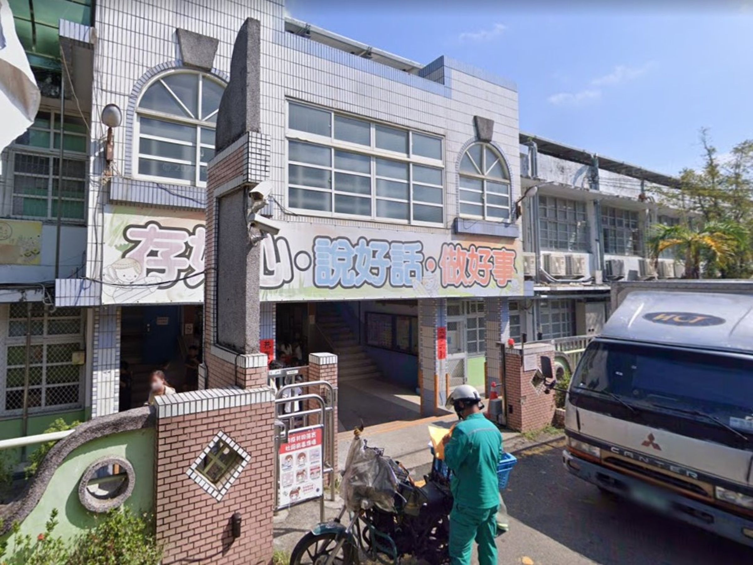 彰化縣芬園鄉芬園國小，昨（18日）上午一名黃姓老師於學校操場帶學生慢跑時，突然全身癱軟倒地，並失去呼吸心跳。（翻攝自GoogleMap）