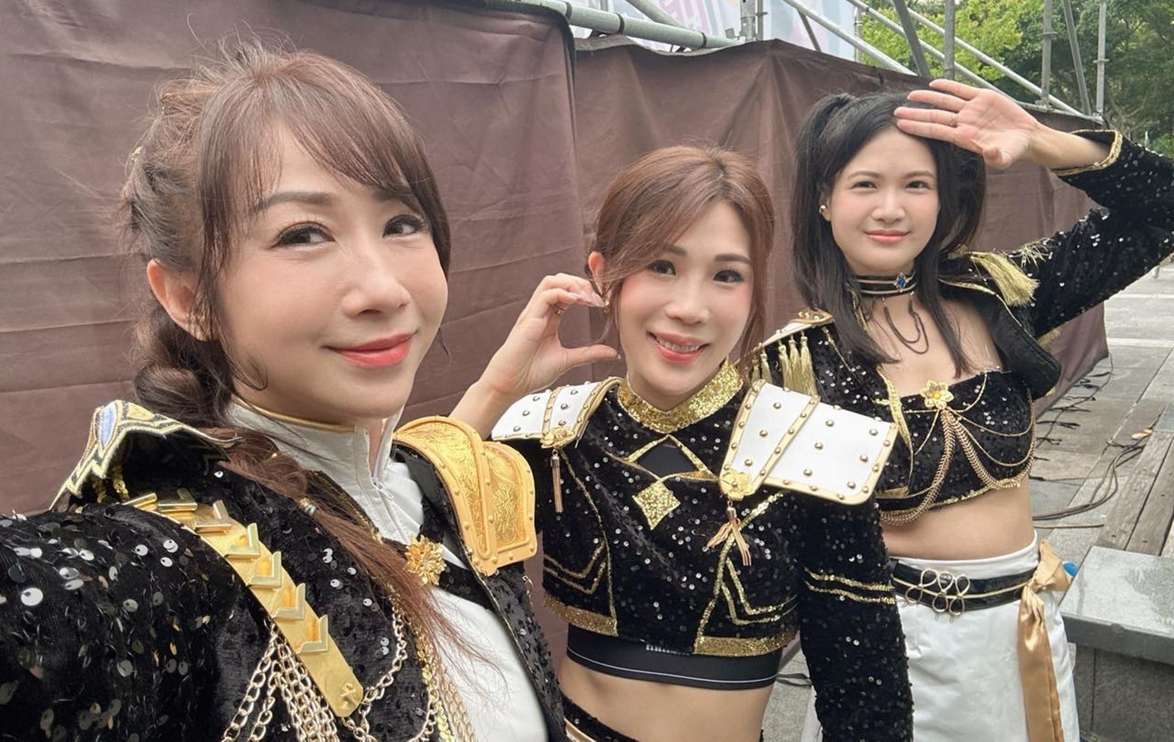 許淑華找來林亮君、馬郁雯一同扮演「DPP獵魔女團」登台表演。（翻攝自許淑華臉書）