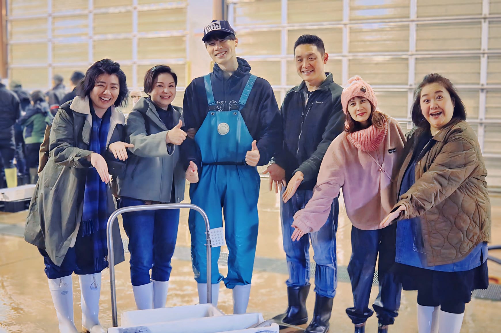 宋緯恩（中）跟著《老少女奇遇記2》到日本出外景。（桂田文化藝術基金會、桂田文創提供）