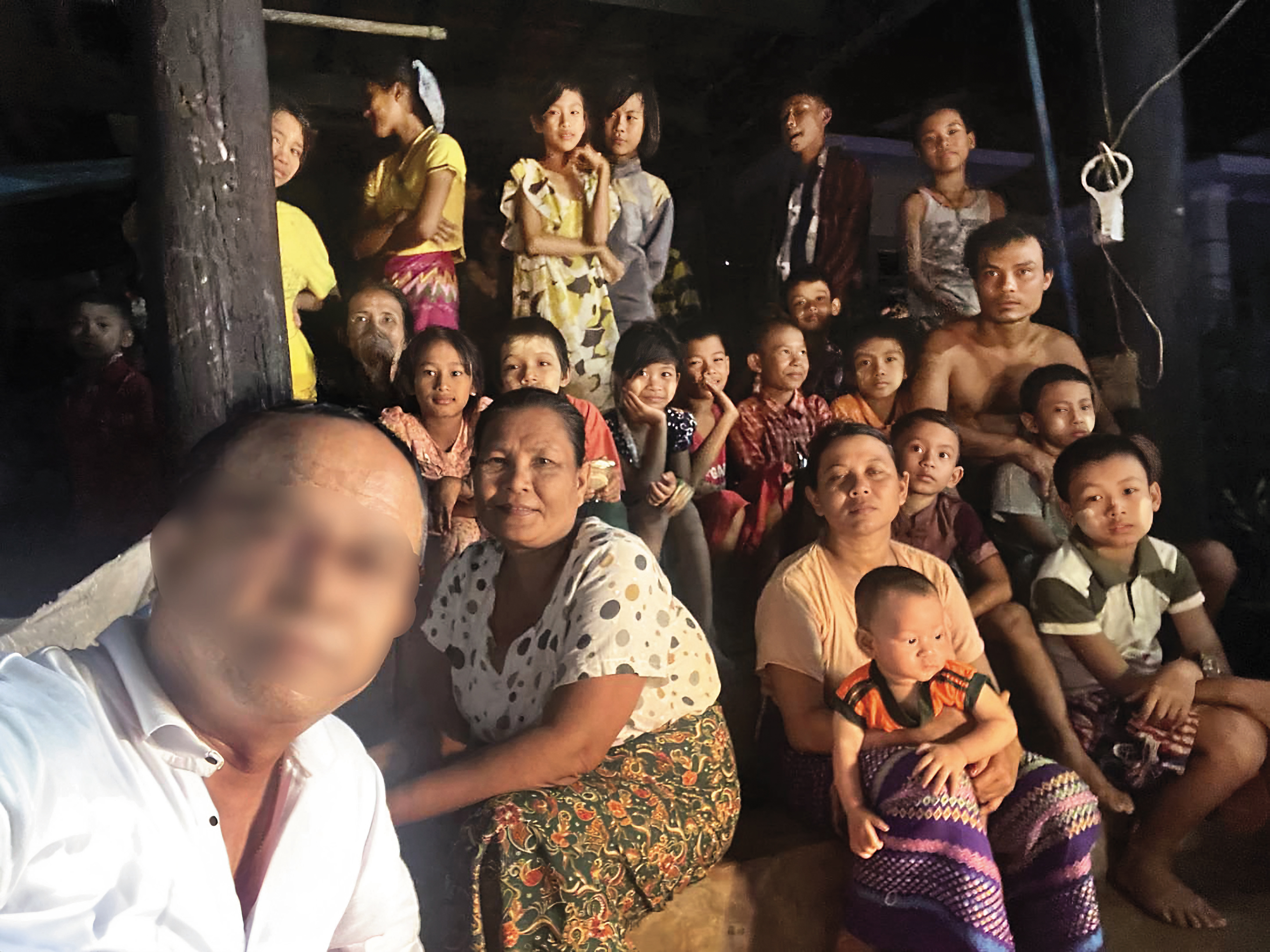 地震後隔天晚上，吳益強（前左）終於抵達某處災情嚴重的小鎮，趕緊發放物資給災民。（台灣前進文化協會提供）