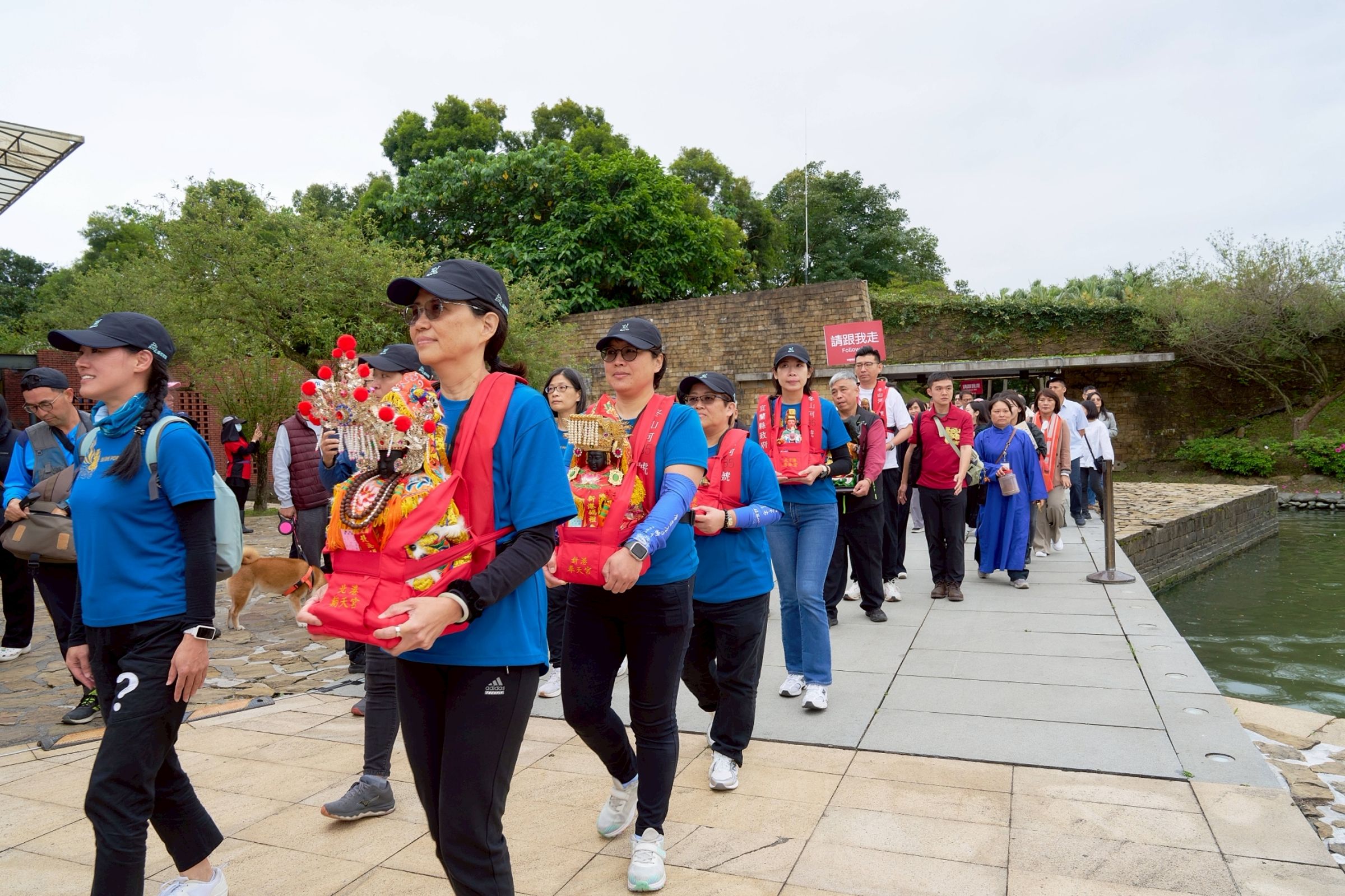 岸上護駕隊伍同步沿途隨行,與水路巡航相互呼應,展現少見的水陸並進迎神儀式。(全聯提供)
