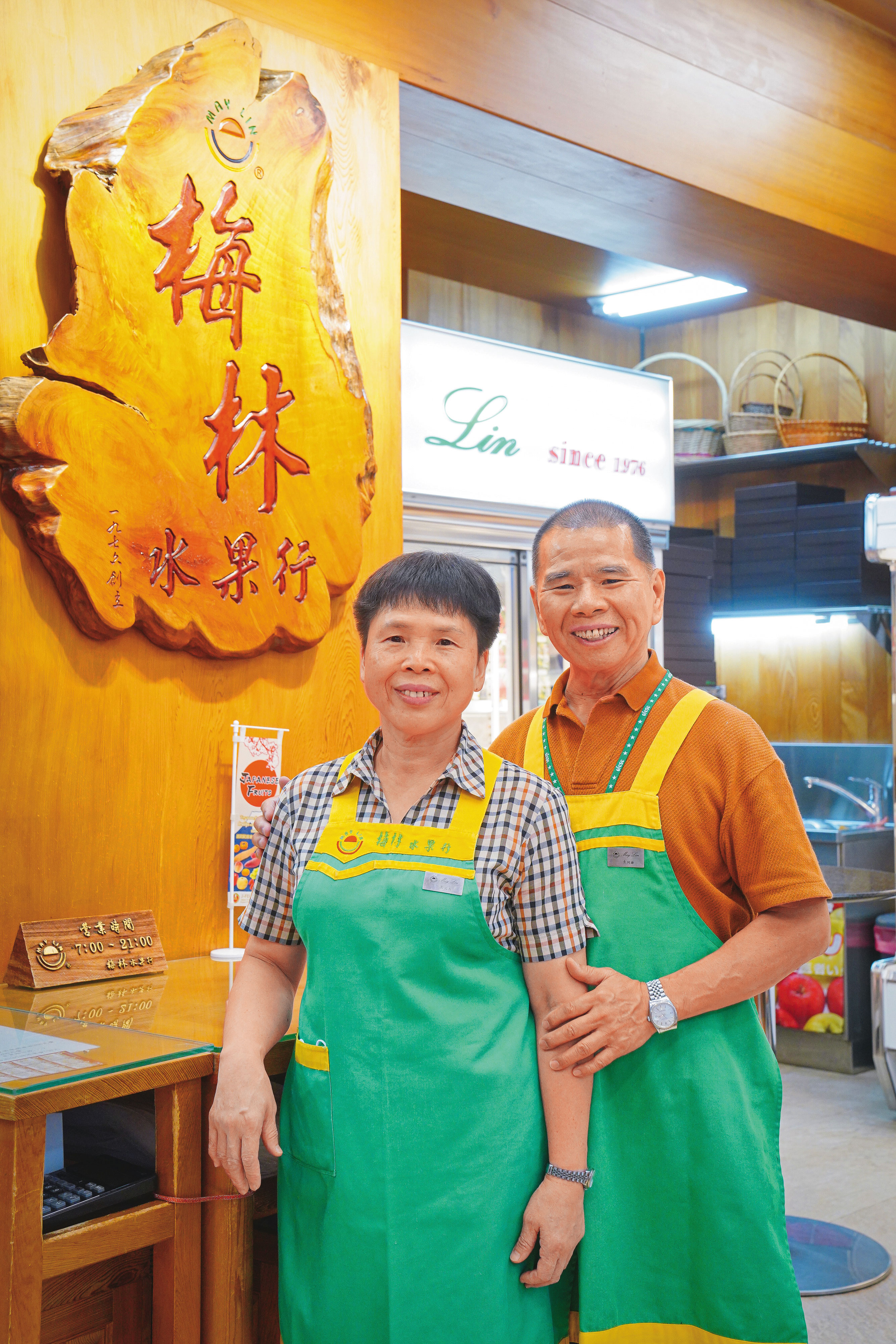 第二代袁勝雄（右）與妻子李鴛鴦（左）如今已退休移居嘉義，採訪這天適逢端午節前，2人特別北上幫忙孩子盯緊細節。