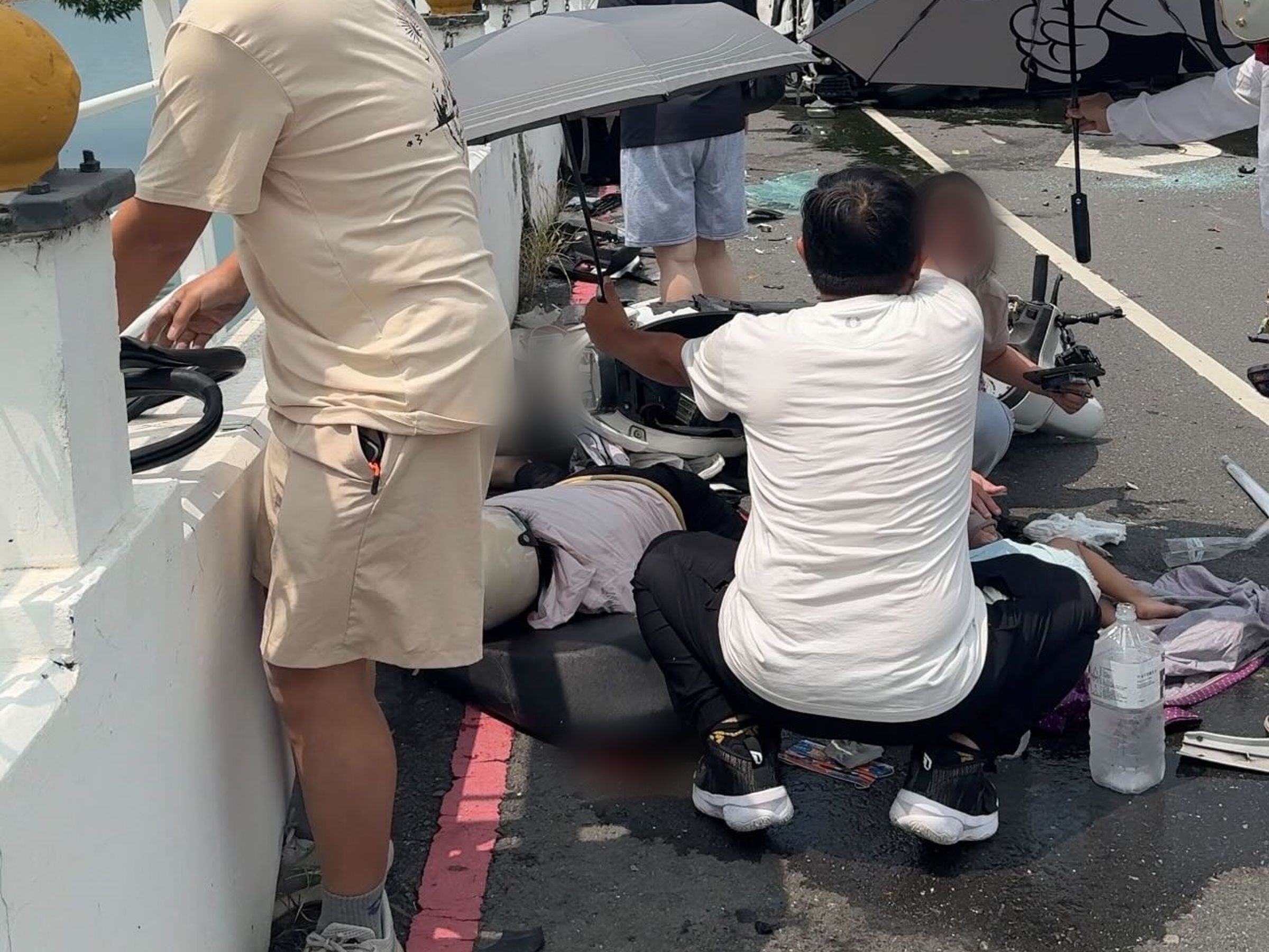 高雄澄清湖附近21日上午11時發生死亡車禍,一家三代共乘機車遭小貨車撞上。(翻攝threads@miaaa___8o7)