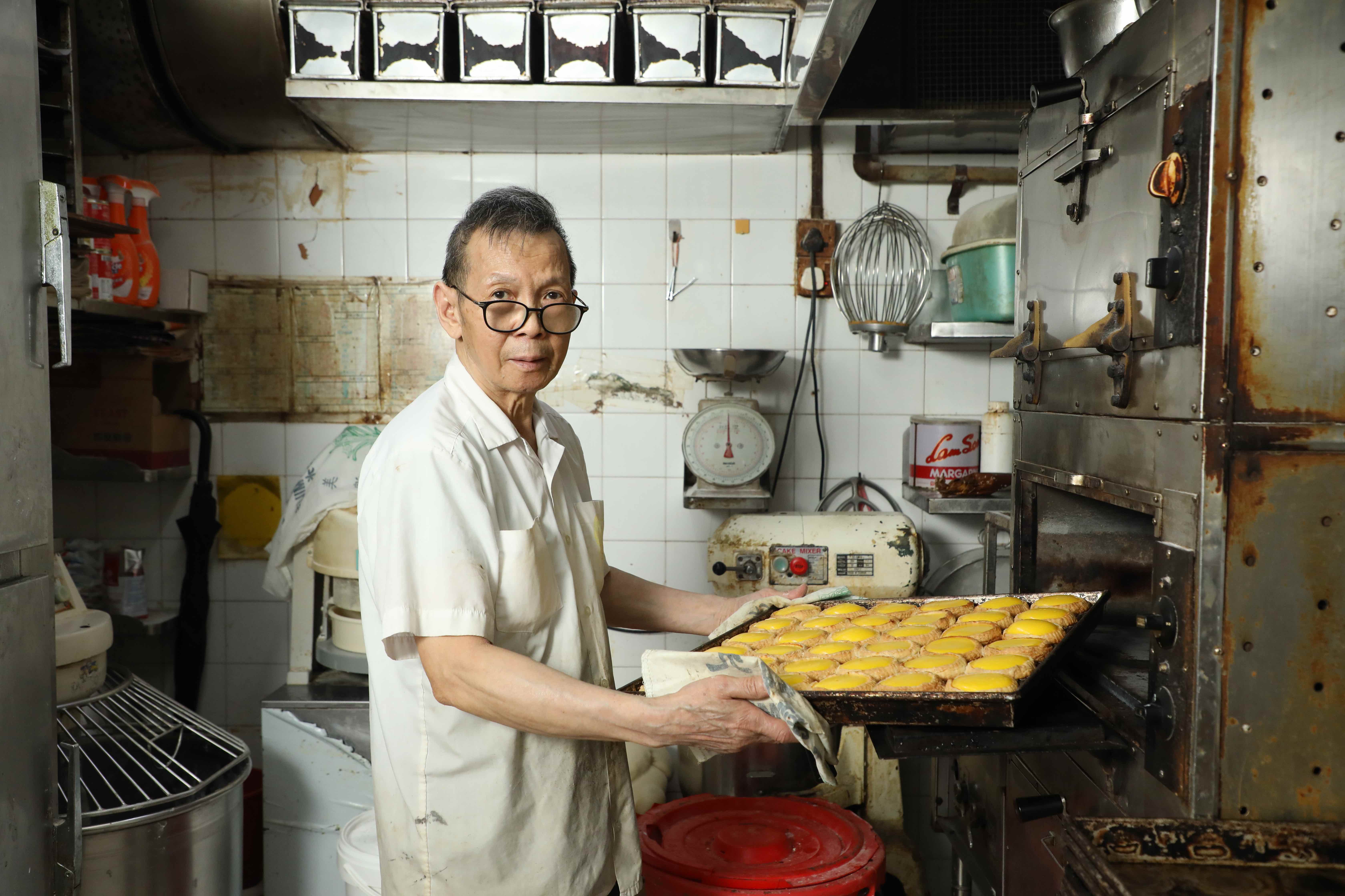 元老級柯師傅主要負責製作蛋撻,每日會出爐20至30盤。