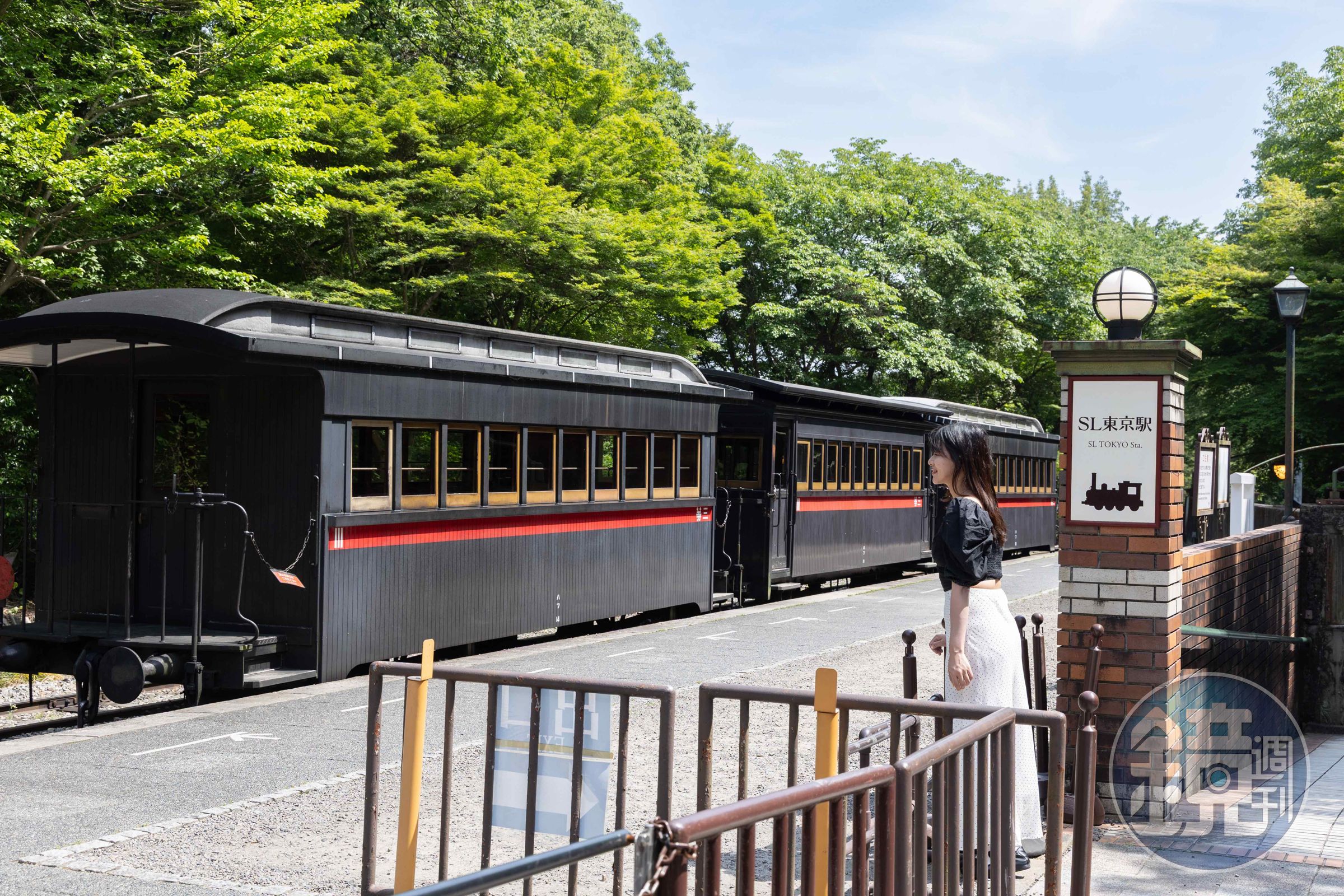 園內的蒸汽火車由明治時代1874年製造的機關車與客車組成,是日本最古老的蒸汽火車,至今仍能載客運行。(700日圓/大人,約NT$137、500日圓/小學生,約NT$98)