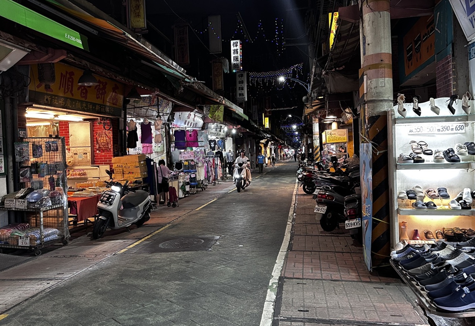 新莊廟街夜市，過去人潮聚集，如今店家紛紛退租，街道顯得冷冷清清，在地人在社群發文感嘆，引起網友熱議。（民眾提供）