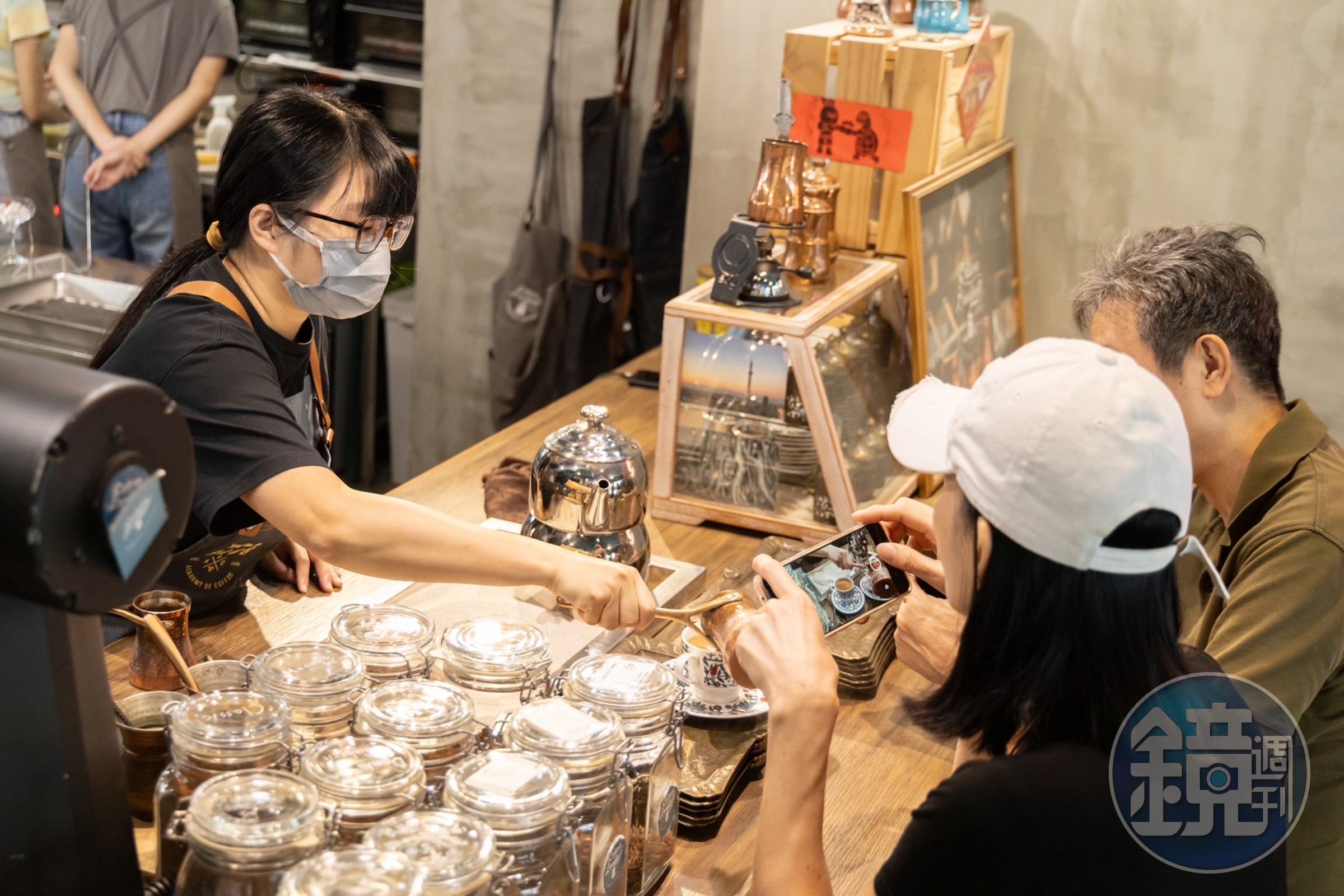 吧檯前的座位是手煮土耳其咖啡的搖滾區。