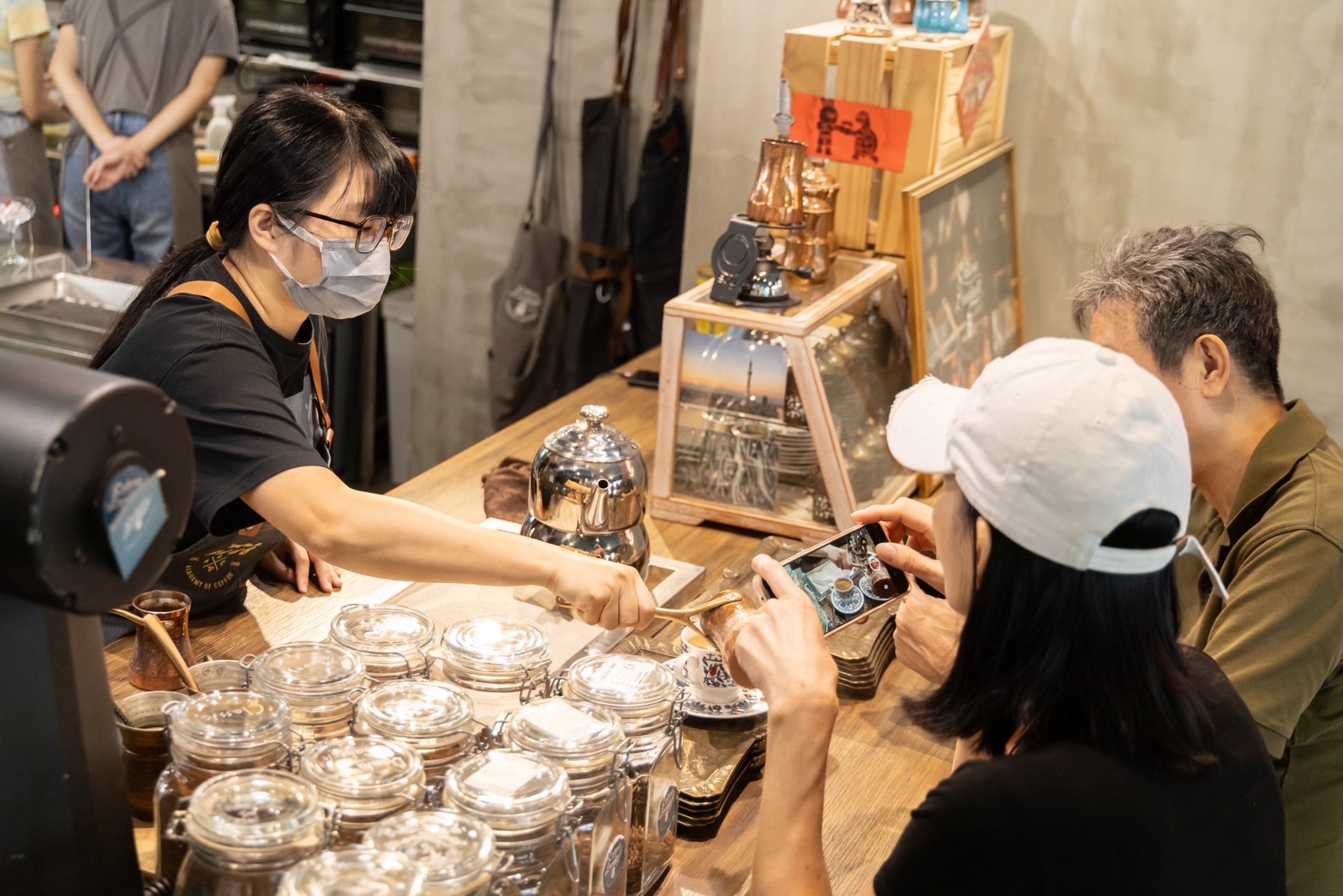 吧檯前的座位是手煮土耳其咖啡的搖滾區。