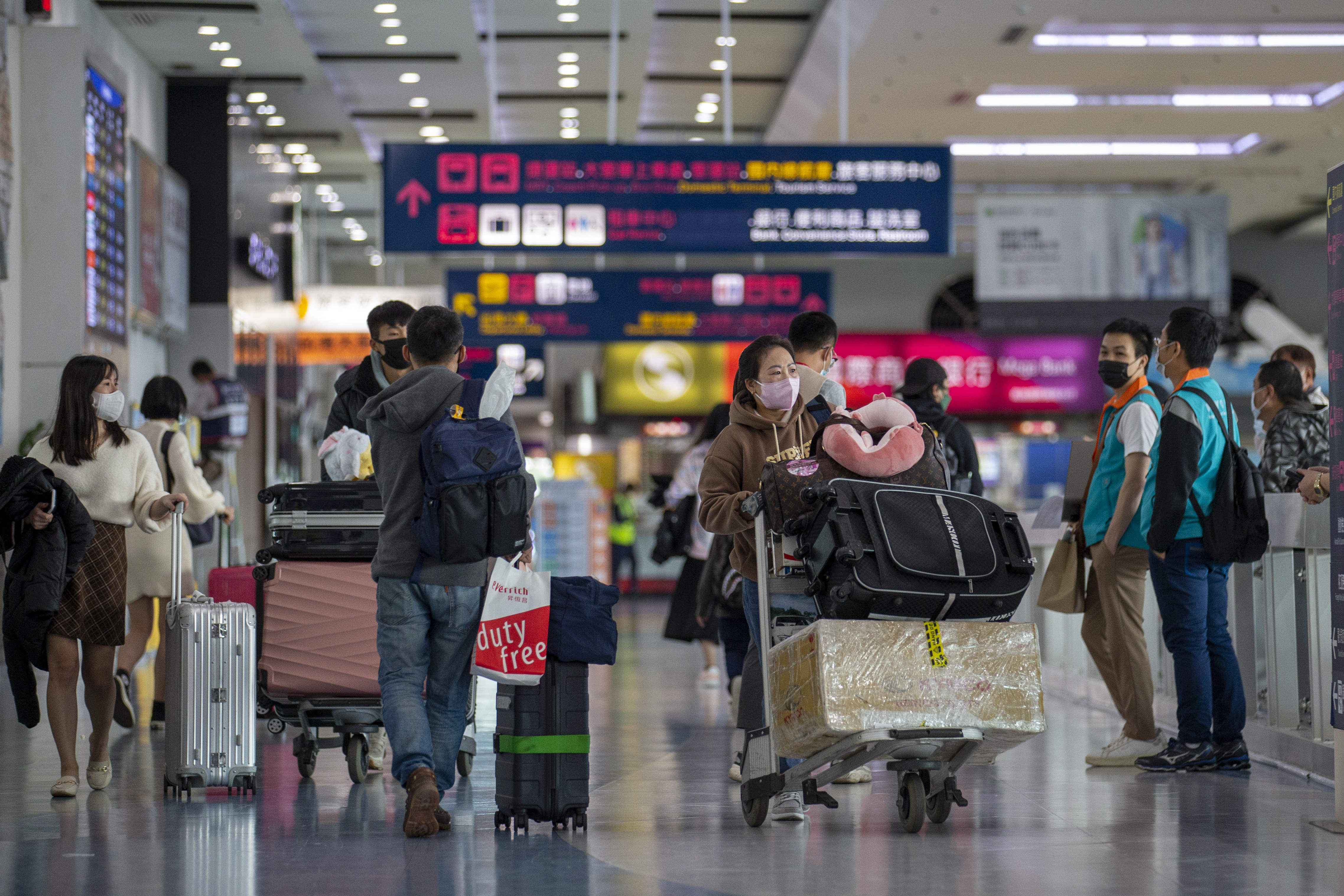 有旅客預計從高雄小港機場飛到日本沖繩來趟3天2夜的旅遊，近日卻收到航班異動通知，去程航班竟被改到回程當天早上，不少旅客都受到影響。（示意圖，資料照）