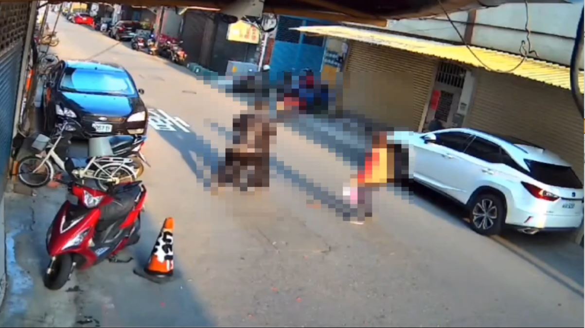 高雄鳳山一名女子突遭一名精神狀態不穩的男子，持繩索勒脖、毆打。（翻攝畫面）