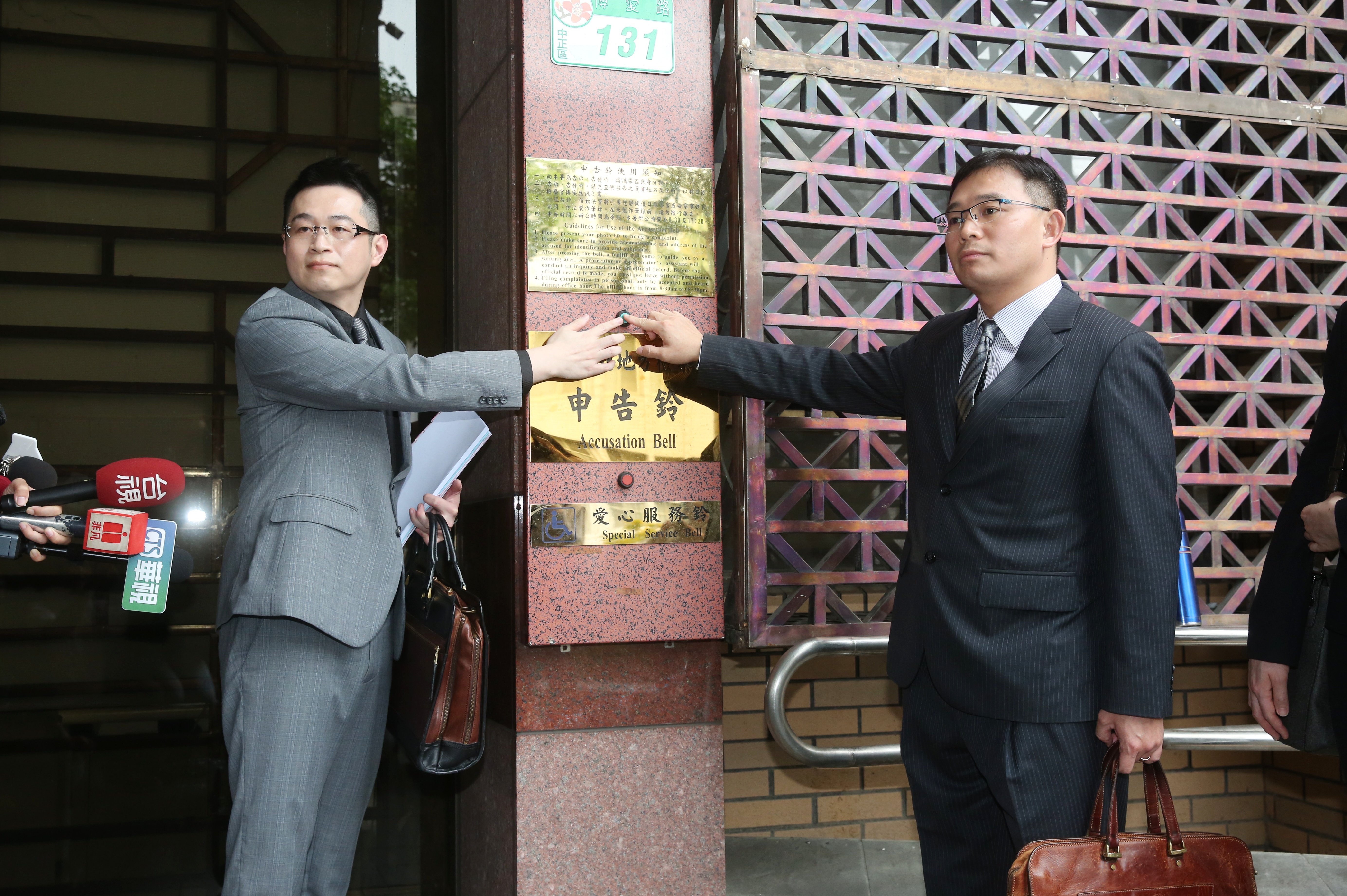 長榮海運股東委任律師林文鵬今日前往台北地檢署按鈴申告。