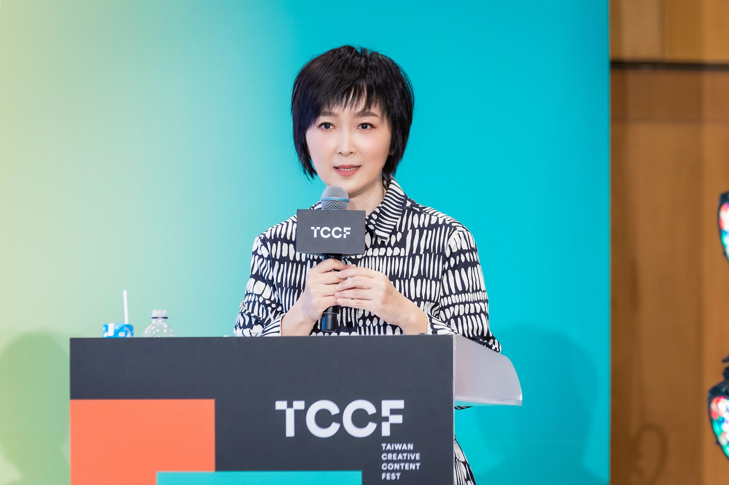 創意內容大會上,鏡文學總經理兼總編輯董成瑜幽默回應提問。(鏡文學提供)