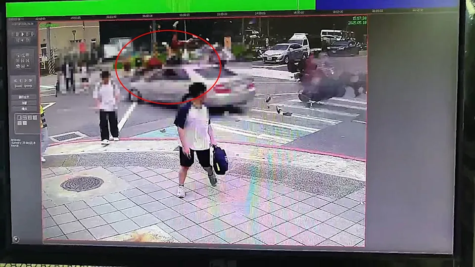78歲余姓男子駕車暴衝撞上3名女學生（紅圈處）。（翻攝自記者爆料網）