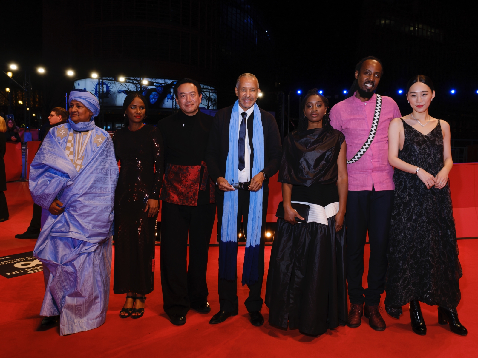 《以愛之茗》入選柏林影展主競賽,21日舉行世界首映,包括吳可熙、張翰、法籍導演阿布代拉曼席沙克等人與劇組踏上紅毯。(Olivier Vigerie/CAA提供)